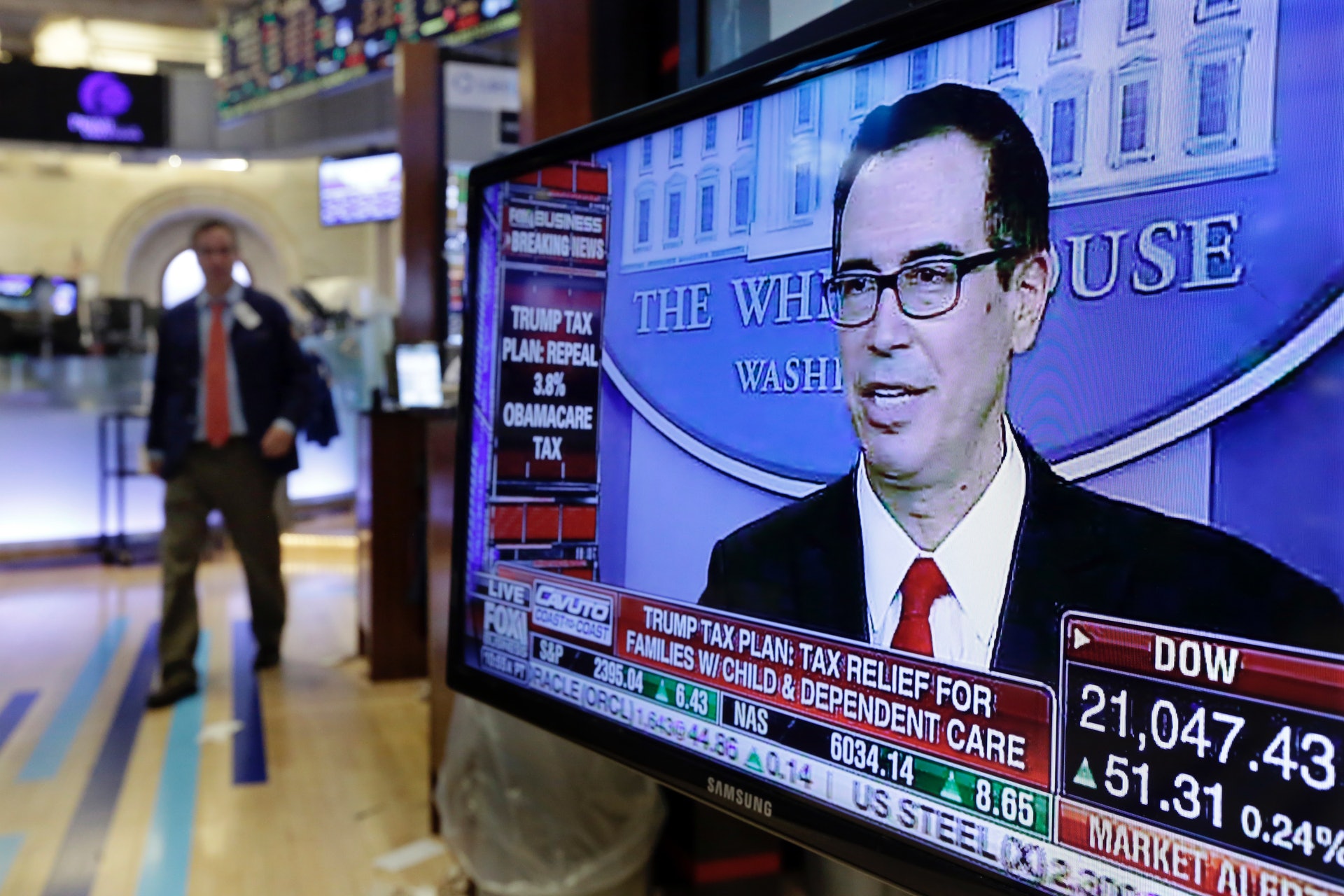 由政部長姆欽(Steve Mnuchin )及國家經濟委員會主席科恩(Gary Cohn)公布的特朗普政府減稅計劃,減幅可謂近年之最。(美聯社) 由政部長姆欽(Steve Mnuchin )及國家經濟委員會主席科恩(Gary Cohn)公布的特朗普政府減稅計劃,減幅可謂近年之最。(美聯社)