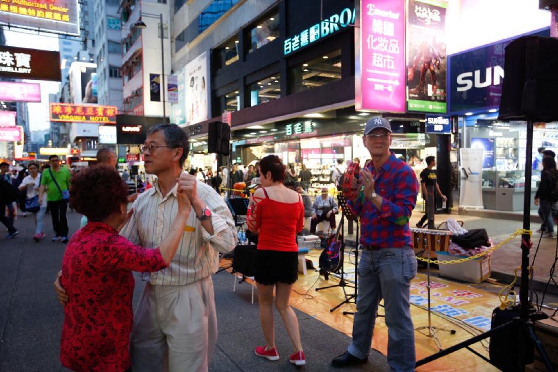旺角行人專用區 一 西洋菜南街 平民夜總會 賣藝可日賺千元 旺角行人專用區 一 西洋菜南街 平民夜總會 賣藝可日賺千元