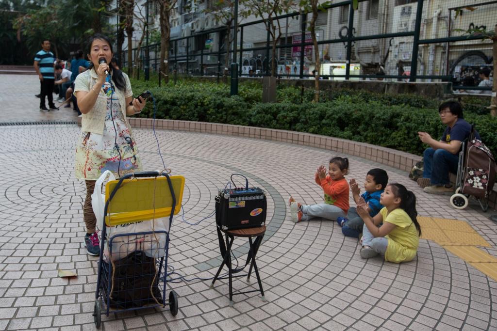 這天「演唱會」，Maggie有三個小孩坐在一旁欣賞，聽着更隨音樂擺動身體。