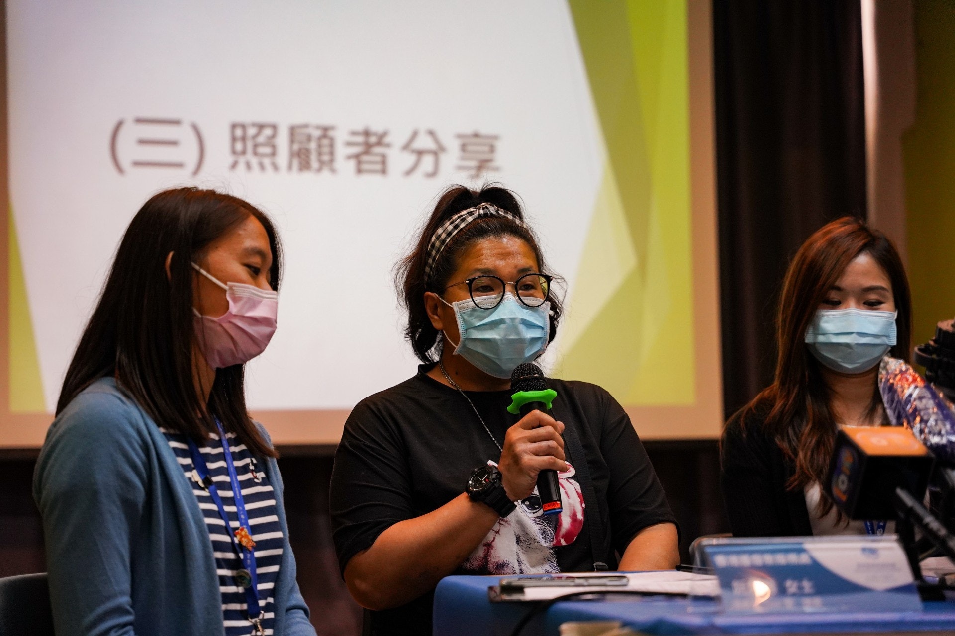 需同時照顧三名子女及兩名年長父母的小寶(中)直言,時間分配上難免會遇到「孝義」與「親職」間的掙扎,強調照顧者需要保留時間作社交生活,維持心理健康。(受訪者提供) 需同時照顧三名子女及兩名年長父母的小寶(中)直言,時間分配上難免會遇到「孝義」與「親職」間的掙扎,強調照顧者需要保留時間作社交生活,維持心理健康。(受訪者提供)