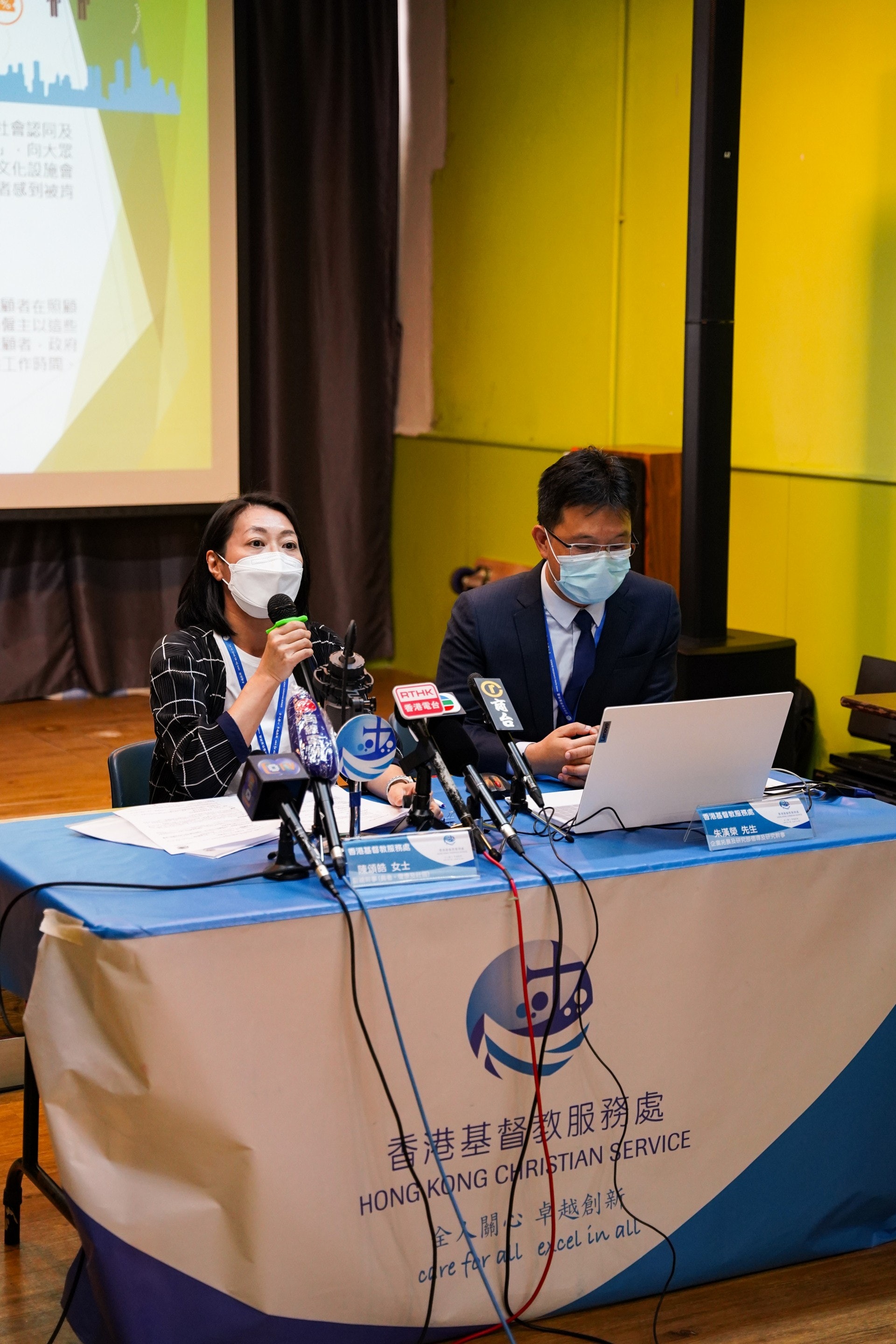 香港基督教服務處調查發現,照顧者較容易忽略自身的身心需要,近四分一受訪照顧者 在照顧過程中,「偶爾」、「經常」或「總是」出現罪咎情緒。服務處副總幹事(長者、復康及社區) 陳頌皓(左)認為,現時社會對照顧者的支援偏弱。(受訪者提供) 香港基督教服務處調查發現,照顧者較容易忽略自身的身心需要,近四分一受訪照顧者 在照顧過程中,「偶爾」、「經常」或「總是」出現罪咎情緒。服務處副總幹事(長者、復康及社區) 陳頌皓(左)認為,現時社會對照顧者的支援偏弱。(受訪者提供)