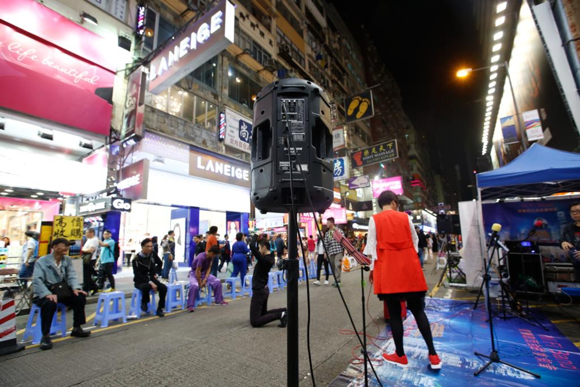 周末假日的旺角,滿街都是街頭賣藝,歌者都帶來大型音響擺檔設備開唱。 周末假日的旺角,滿街都是街頭賣藝,歌者都帶來大型音響擺檔設備開唱。