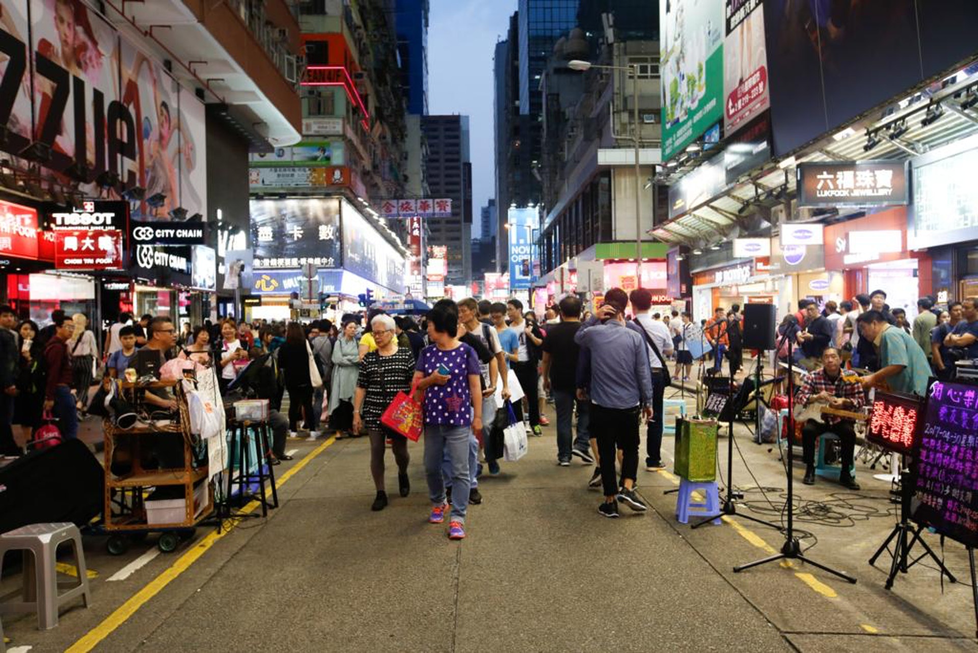 旺角住了不少老街坊、長者,他們當年置業時,誰會想到家樓下的這些街道,如今成為賣藝者聚集的地方? 旺角住了不少老街坊、長者,他們當年置業時,誰會想到家樓下的這些街道,如今成為賣藝者聚集的地方?