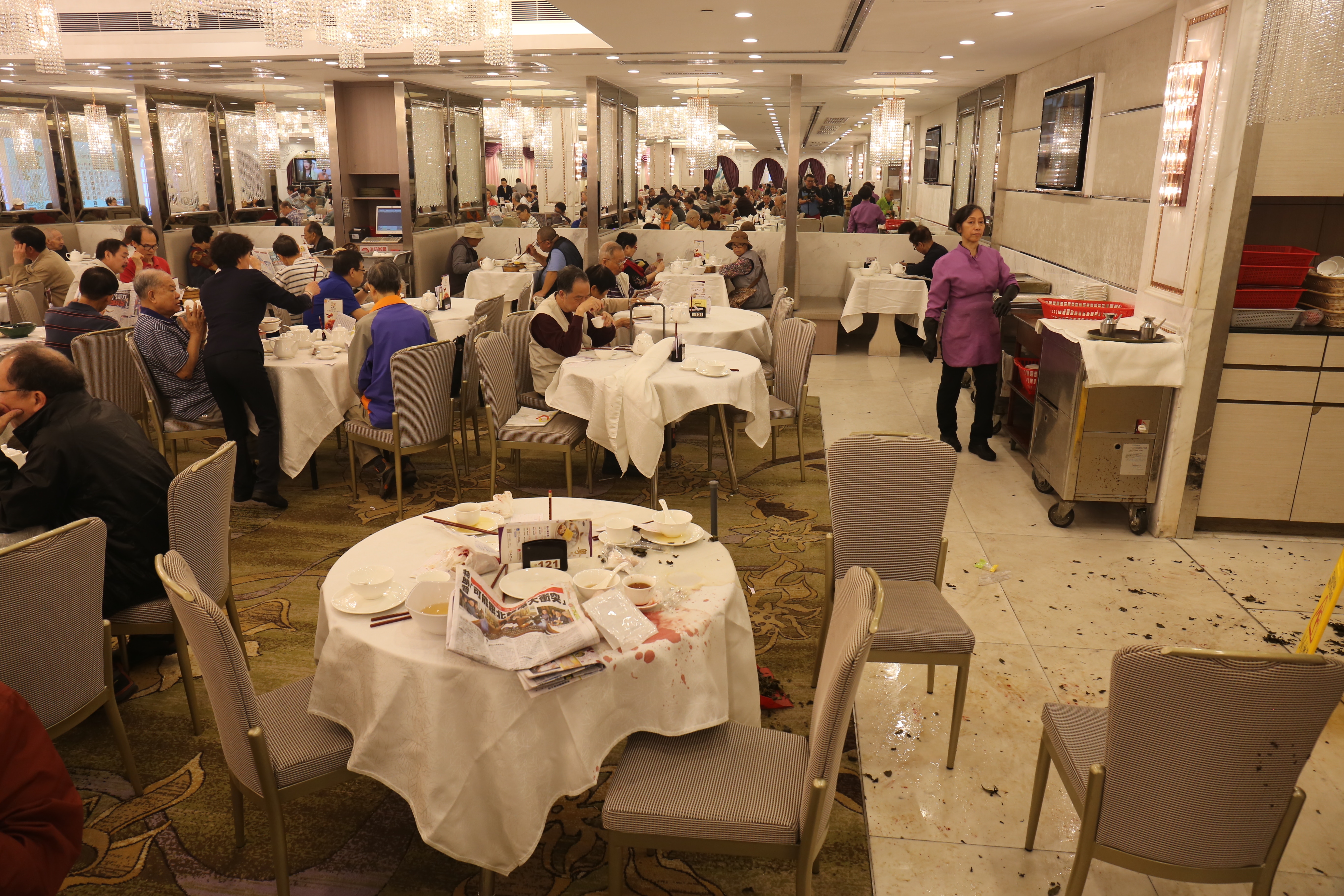 早茶風暴 阿伯搭錯枱佔領熟客位釀打鬥掟茶壼血染酒樓三人傷 香港01 社會新聞