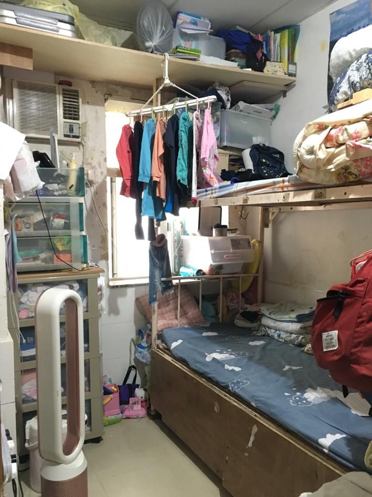 黃女士一家的劏房舊居,只足夠擺放一張碌架床。 黃女士一家的劏房舊居,只足夠擺放一張碌架床。