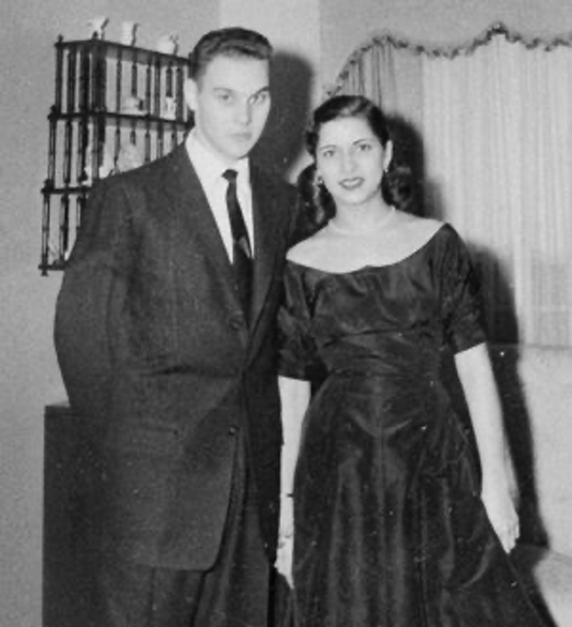 在1953年的订婚派对后，马丁与金斯伯格在酒店留影。（网上图片）