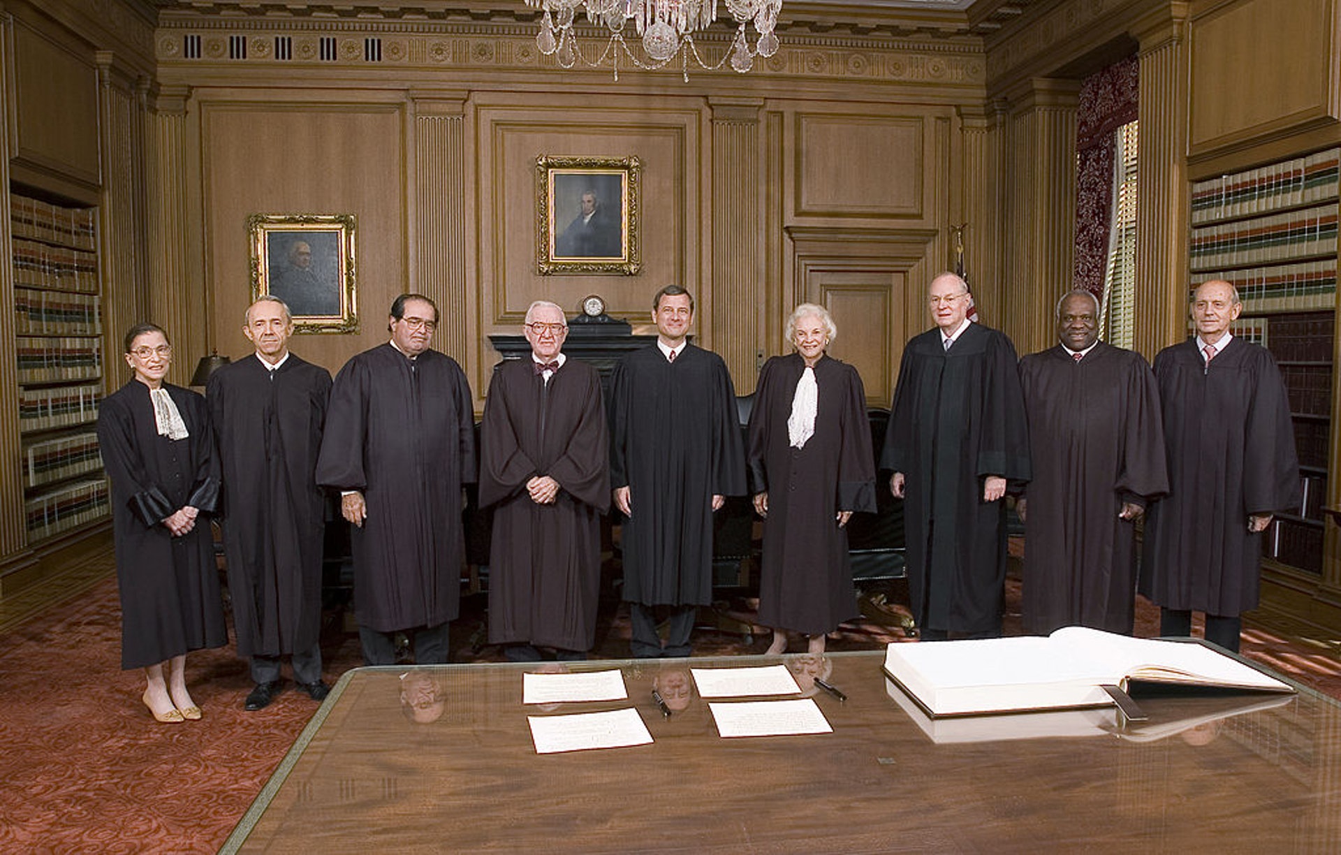 金斯伯格（左一）与同为大法官的斯卡利亚（左三）是「最好的朋友」，图片摄于2005年。（Getty Images）