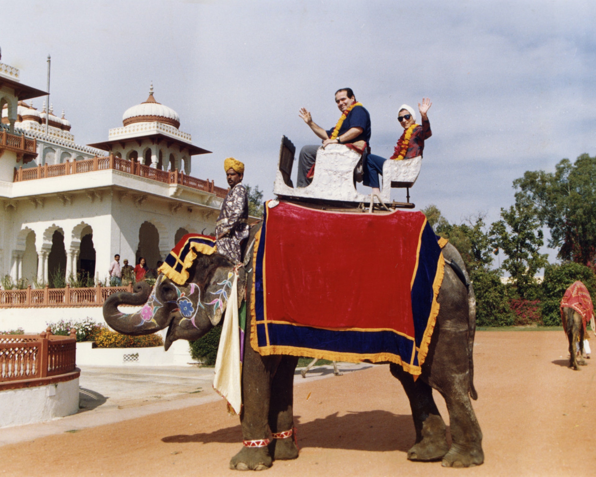 金斯伯格与斯卡利亚同游印度，相片挂在金斯伯格的房内。（网上图片）