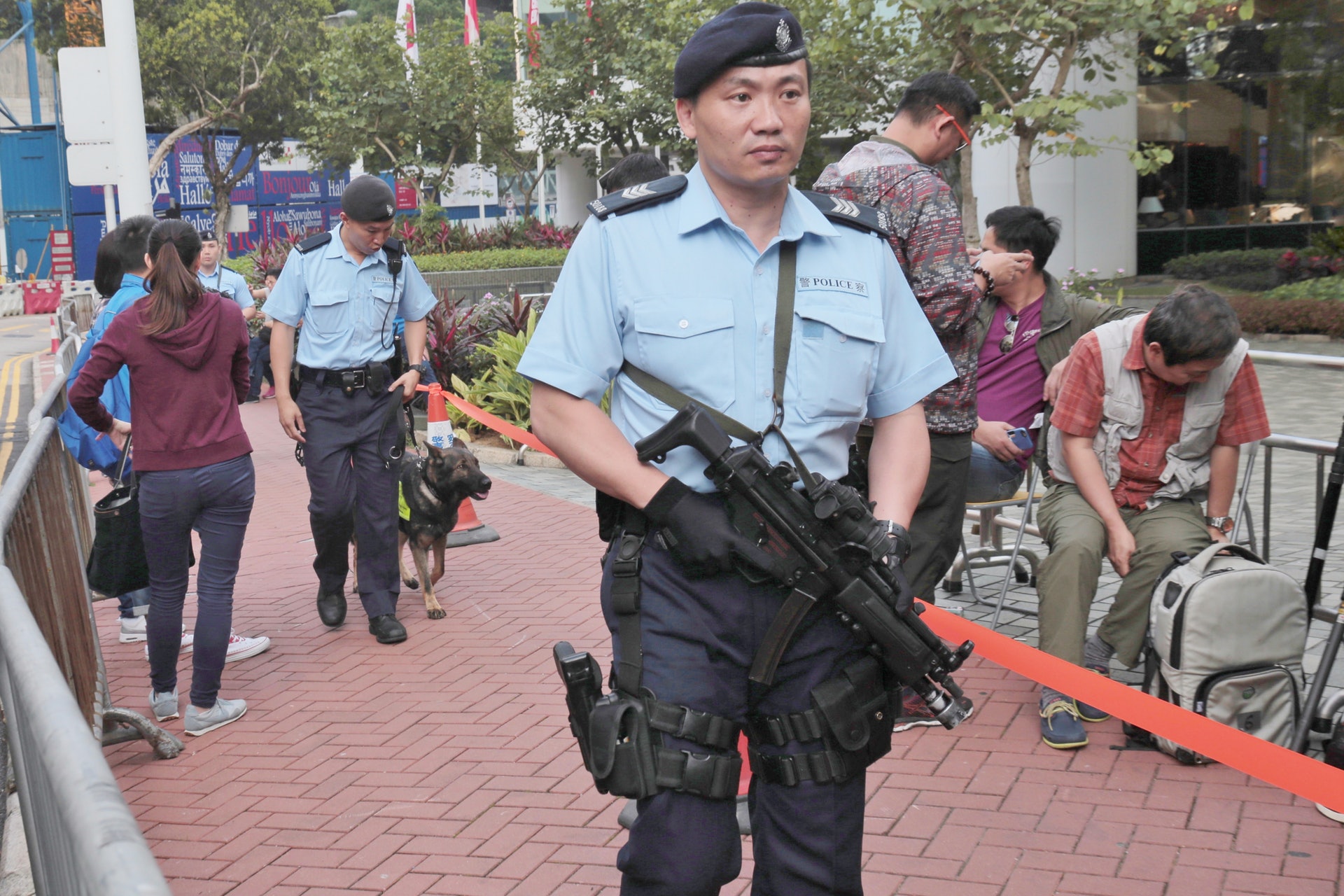 反恐特勤隊手持MP5衝鋒槍巡邏。(梁銘康攝) 反恐特勤隊手持MP5衝鋒槍巡邏。(梁銘康攝)
