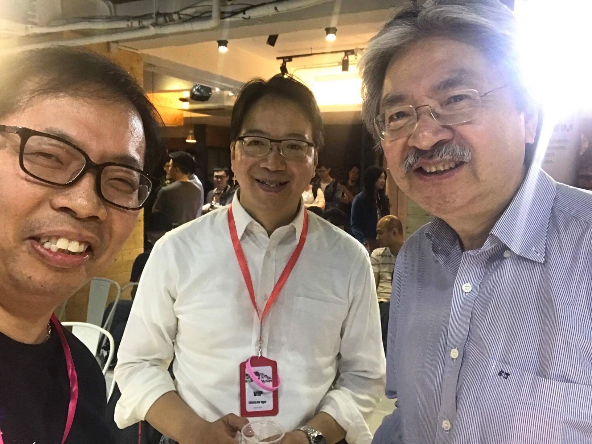 曾俊華出席VXCON,與莫乃光談及政府電腦保安的問題。(取自莫乃光fb) 曾俊華出席VXCON,與莫乃光談及政府電腦保安的問題。(取自莫乃光fb)