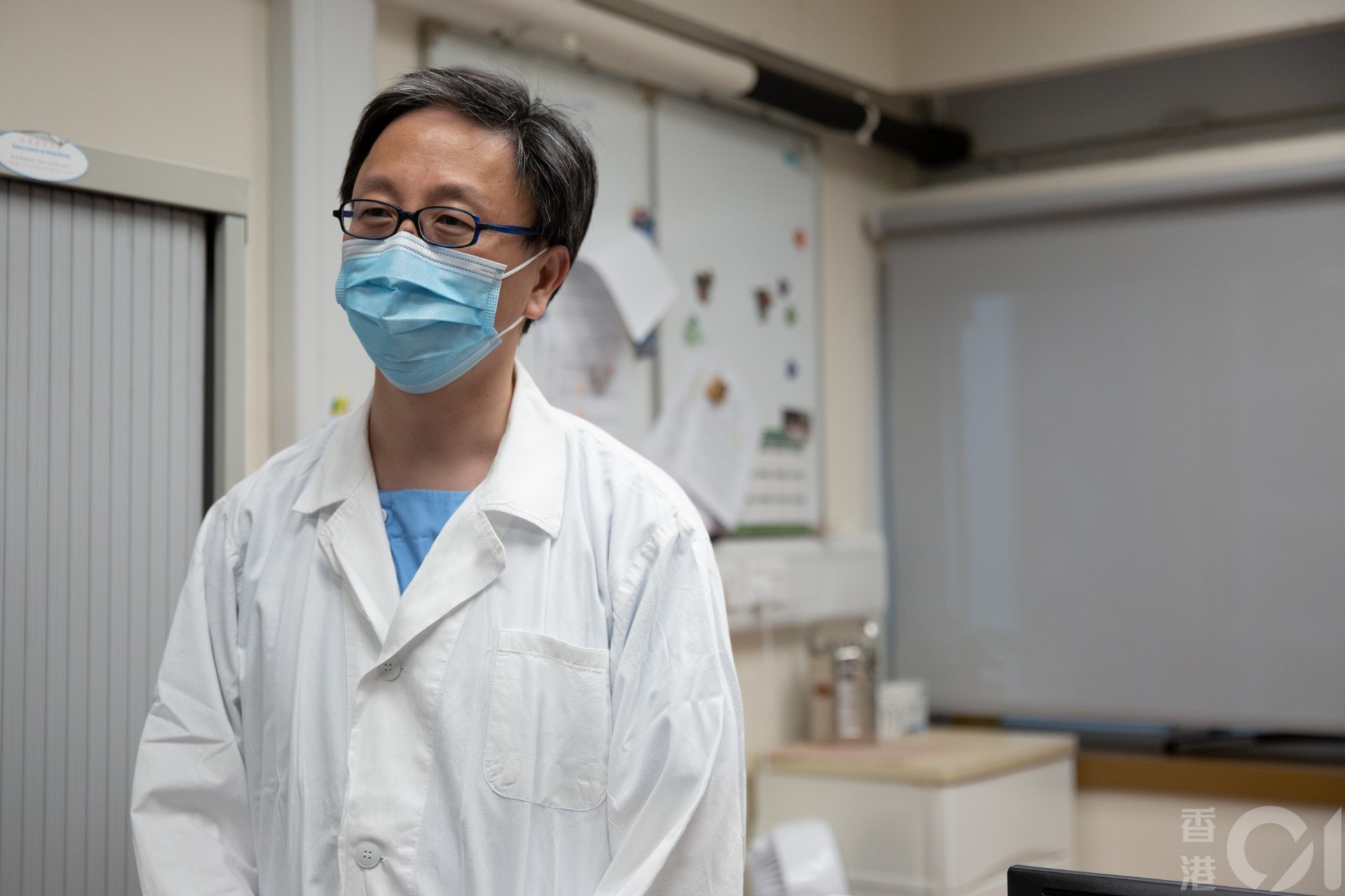 港大感染及傳染病中心總監何栢良建議，限聚措施放寬應只限已接種疫苗人士。（資料圖片／黃舒慧攝）