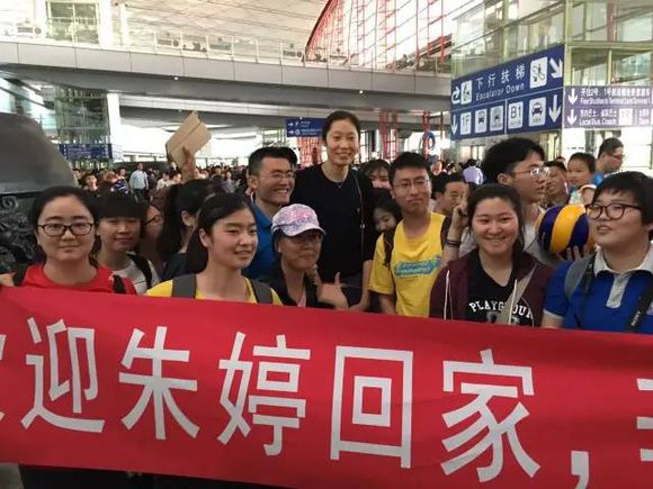 體能不強的朱婷5月征戰頻頻,幸得一班球迷到機場接機以示支持。(微博圖片) 體能不強的朱婷5月征戰頻頻,幸得一班球迷到機場接機以示支持。(微博圖片)
