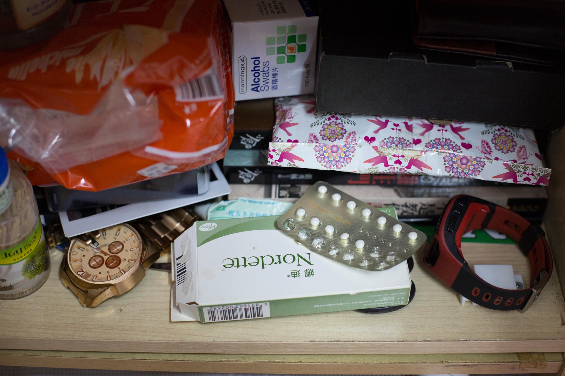 她定時去家計會排隊買避孕丸,一大堆食剩這盒,她擔心吃避孕丸癡肥或其他副作用。 她定時去家計會排隊買避孕丸,一大堆食剩這盒,她擔心吃避孕丸癡肥或其他副作用。