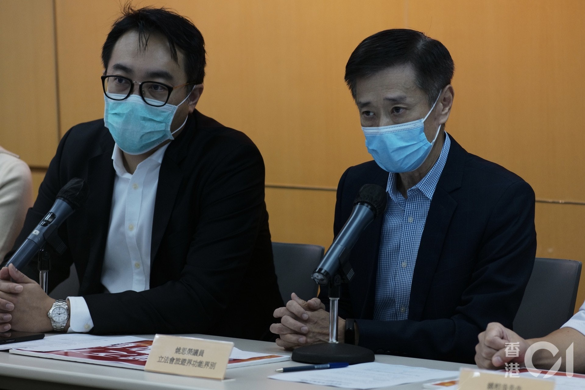 旅遊界立法會議員姚思榮(圖右)指,與新加坡達成旅遊氣泡協議意義大,希望能加快與內地通關。(資料圖片) 旅遊界立法會議員姚思榮(圖右)指,與新加坡達成旅遊氣泡協議意義大,希望能加快與內地通關。(資料圖片)