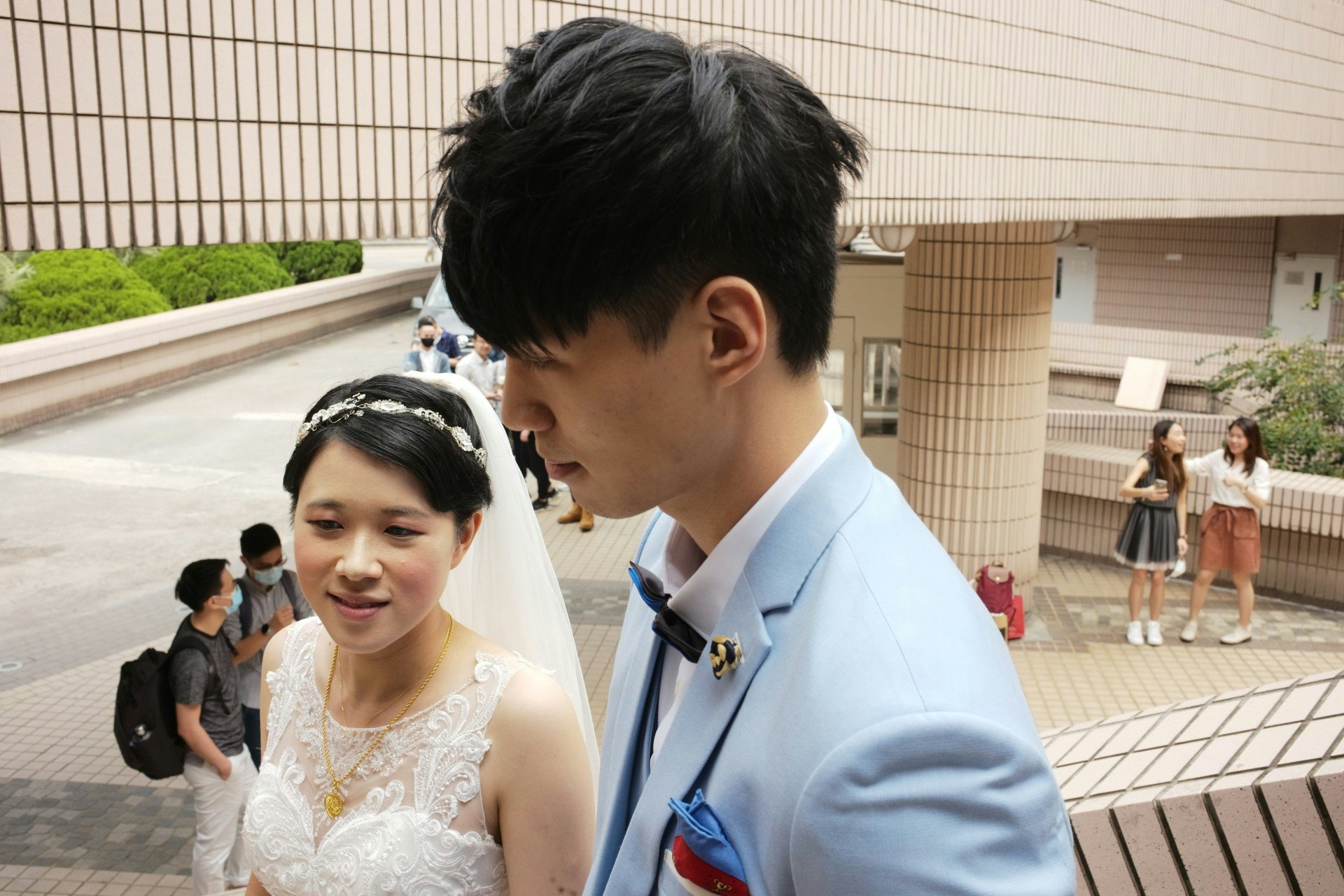 適逢昨日政府放寬婚禮人數上限,黃先生夫婦隨即「臨時轉plan」,邀請更多親友共慶新婚。(高仲明攝) 適逢昨日政府放寬婚禮人數上限,黃先生夫婦隨即「臨時轉plan」,邀請更多親友共慶新婚。(高仲明攝)