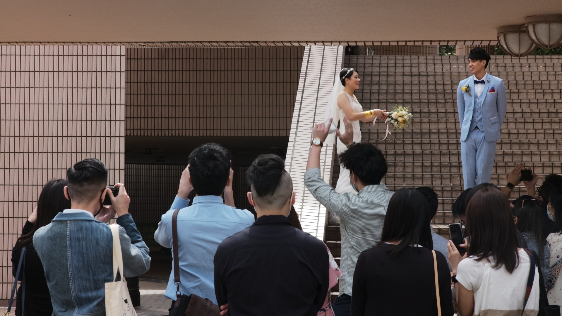 新冠肺炎|婚禮前喜獲放寬人數上限 新人臨時轉Plan加邀親友觀禮 新冠肺炎|婚禮前喜獲放寬人數上限 新人臨時轉Plan加邀親友觀禮