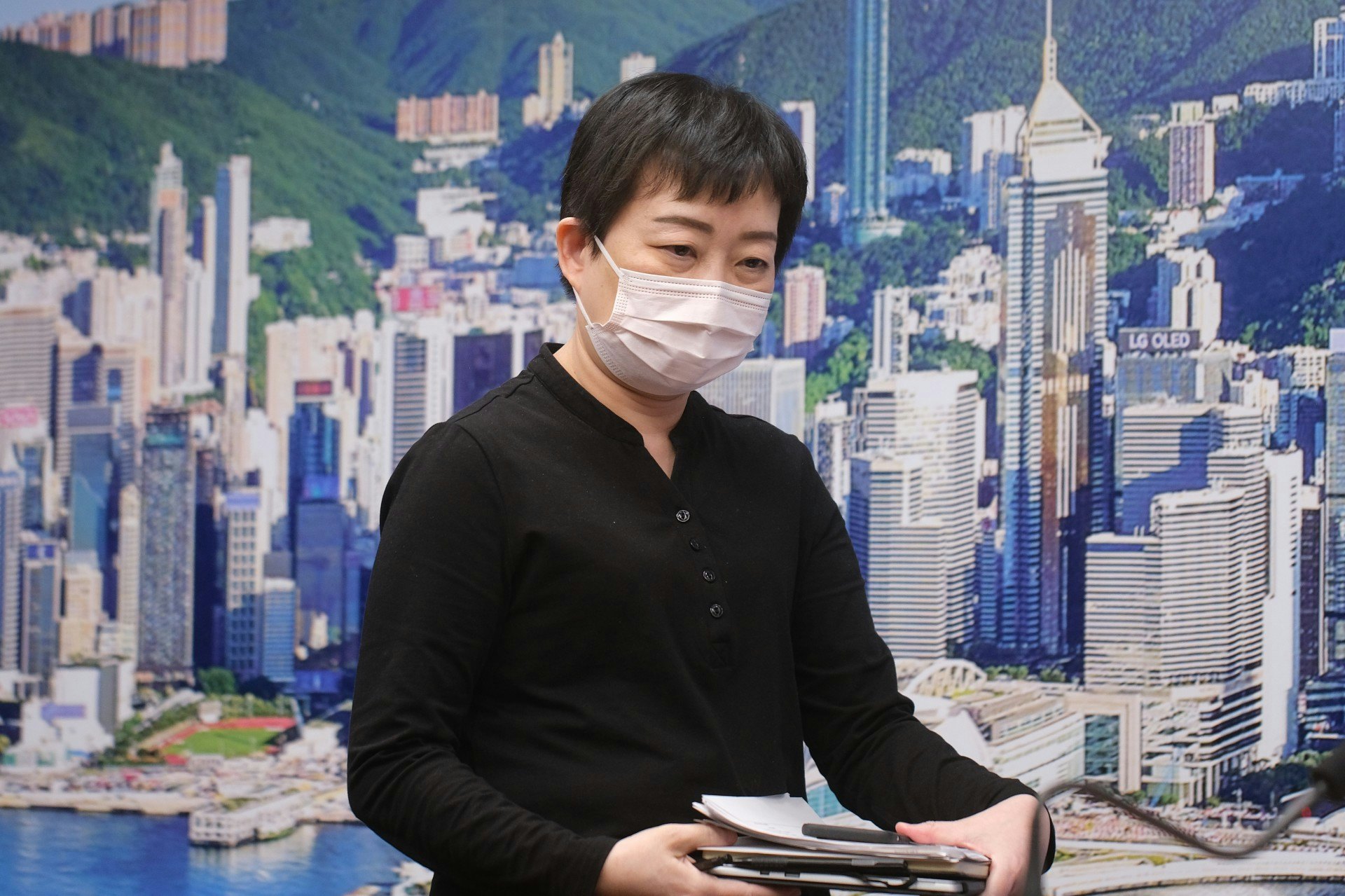 張竹君指大清洗有傳染風險,進行大清洗時要做全套防護,包括戴口罩、眼罩及手套。(羅君豪攝) 張竹君指大清洗有傳染風險,進行大清洗時要做全套防護,包括戴口罩、眼罩及手套。(羅君豪攝)