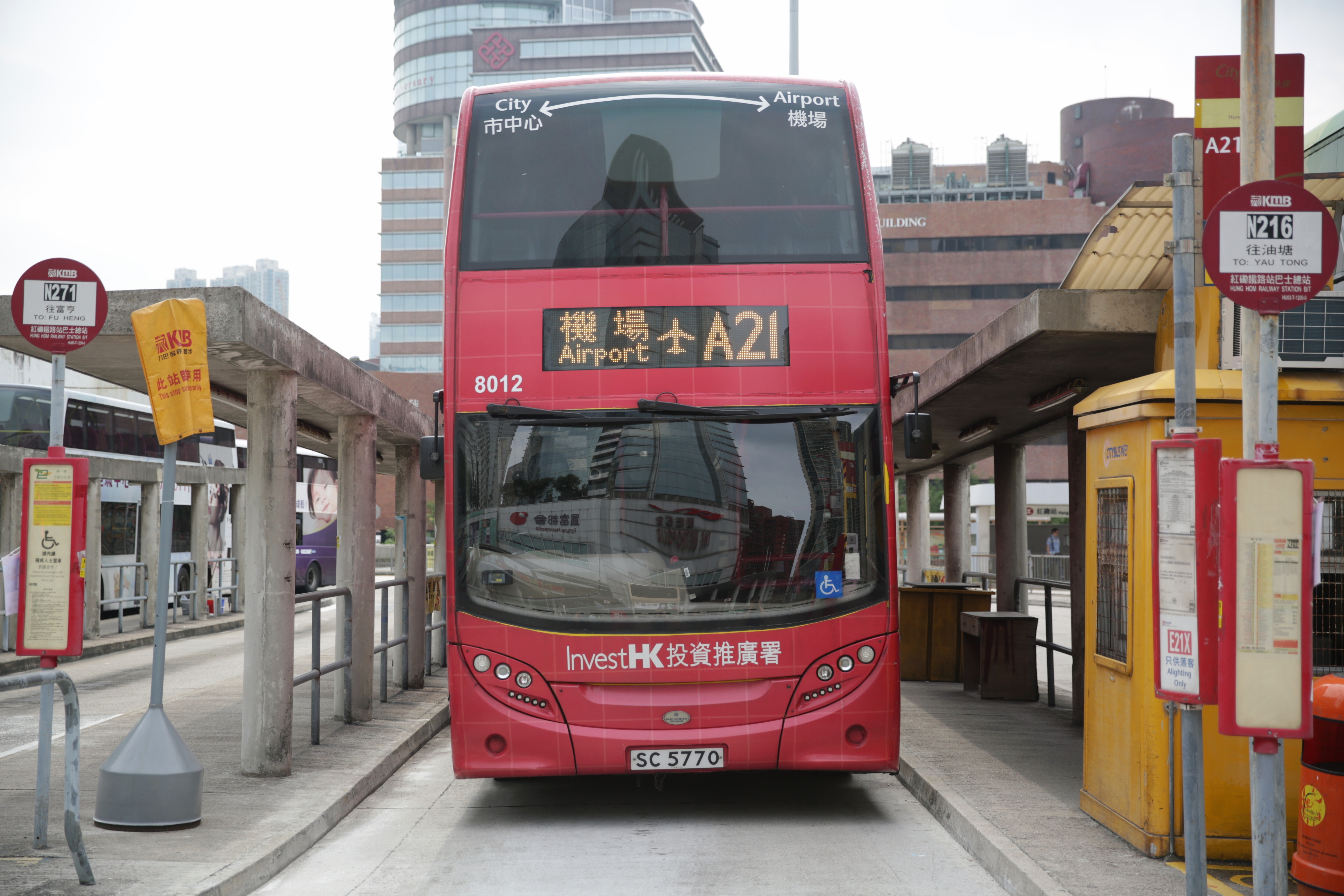 涉案車長駕駛路線A21時，被揭發向乘客收取車資。(黃偉民攝)