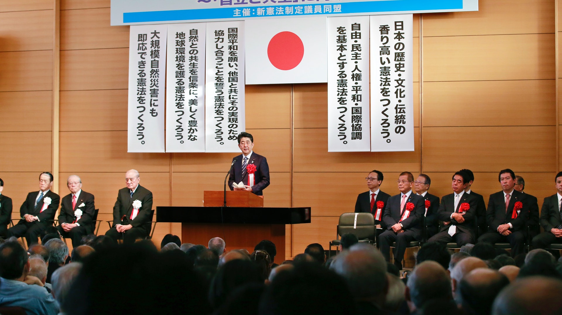 安倍晉三首次出席修憲大會,表示要推動修憲下一步。(美聯社) 安倍晉三首次出席修憲大會,表示要推動修憲下一步。(美聯社)