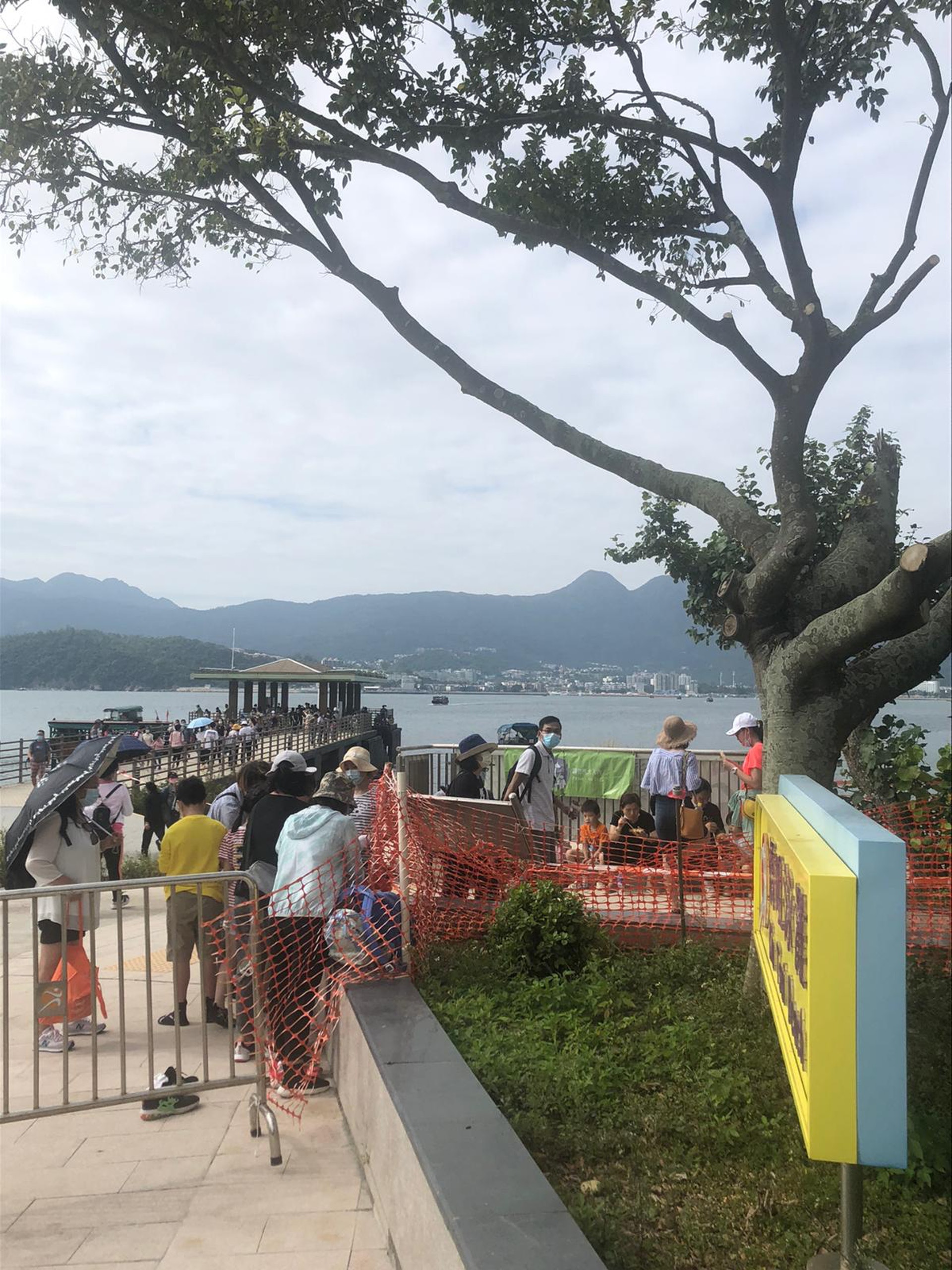 康文署轄下的泳灘繼續封閉,然而適逢重陽長假,仍然有人避開「封灘令」,到相近泳灘遊玩。(讀者提供) 康文署轄下的泳灘繼續封閉,然而適逢重陽長假,仍然有人避開「封灘令」,到相近泳灘遊玩。(讀者提供)