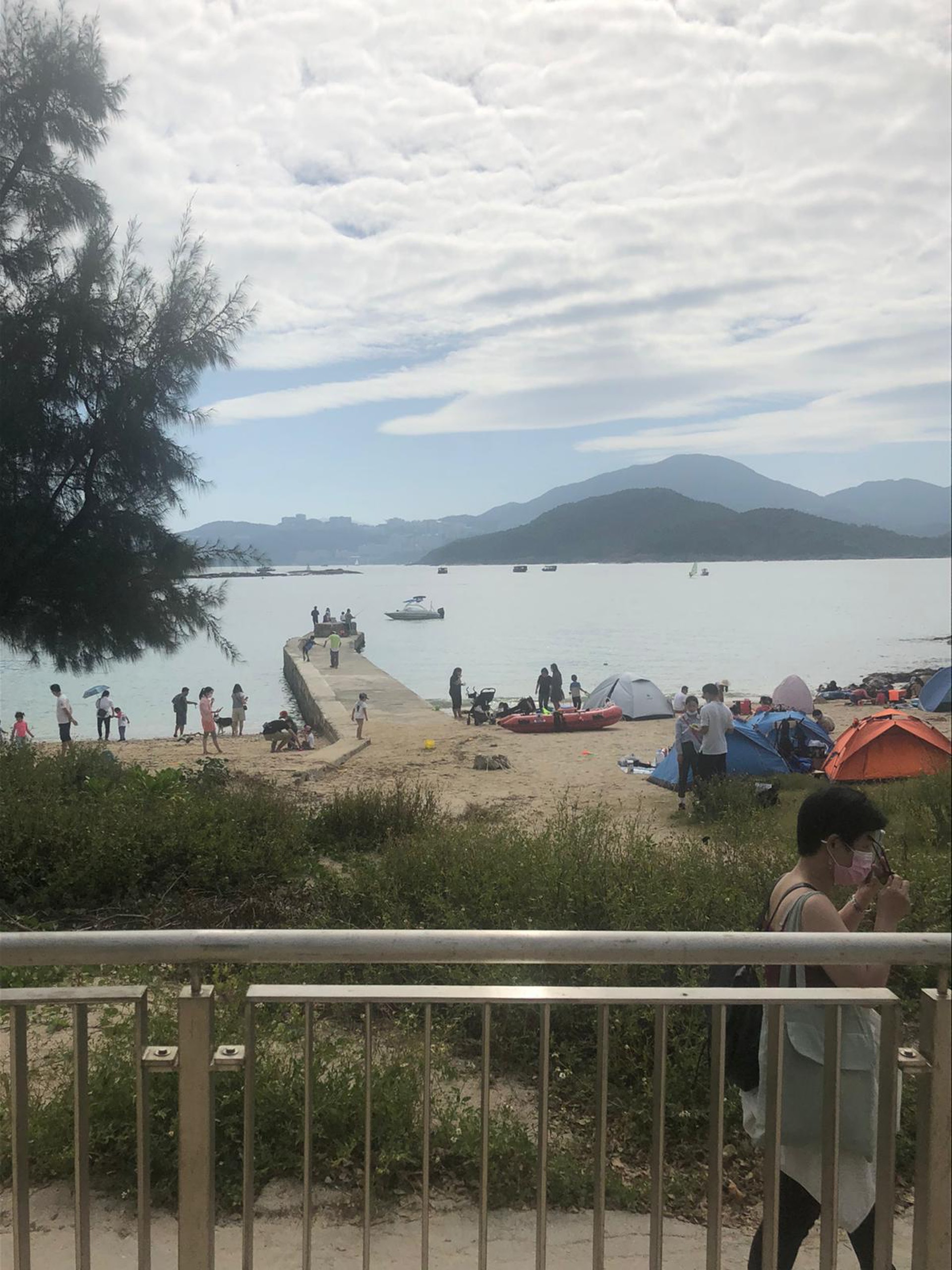 康文署轄下的泳灘繼續封閉,然而適逢重陽長假,仍然有人避開「封灘令」,到相近泳灘遊玩。(讀者提供) 康文署轄下的泳灘繼續封閉,然而適逢重陽長假,仍然有人避開「封灘令」,到相近泳灘遊玩。(讀者提供)