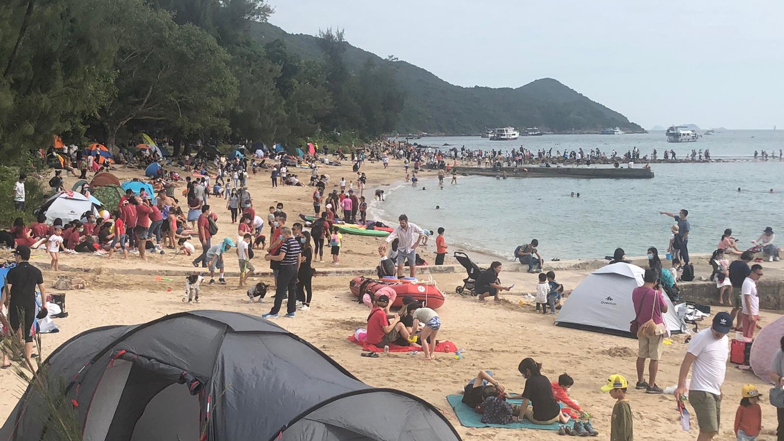 重陽長假︱逾百人取巧避封灘令闖橋咀石灘 紮營划舟逼爆公廁 重陽長假︱逾百人取巧避封灘令闖橋咀石灘 紮營划舟逼爆公廁