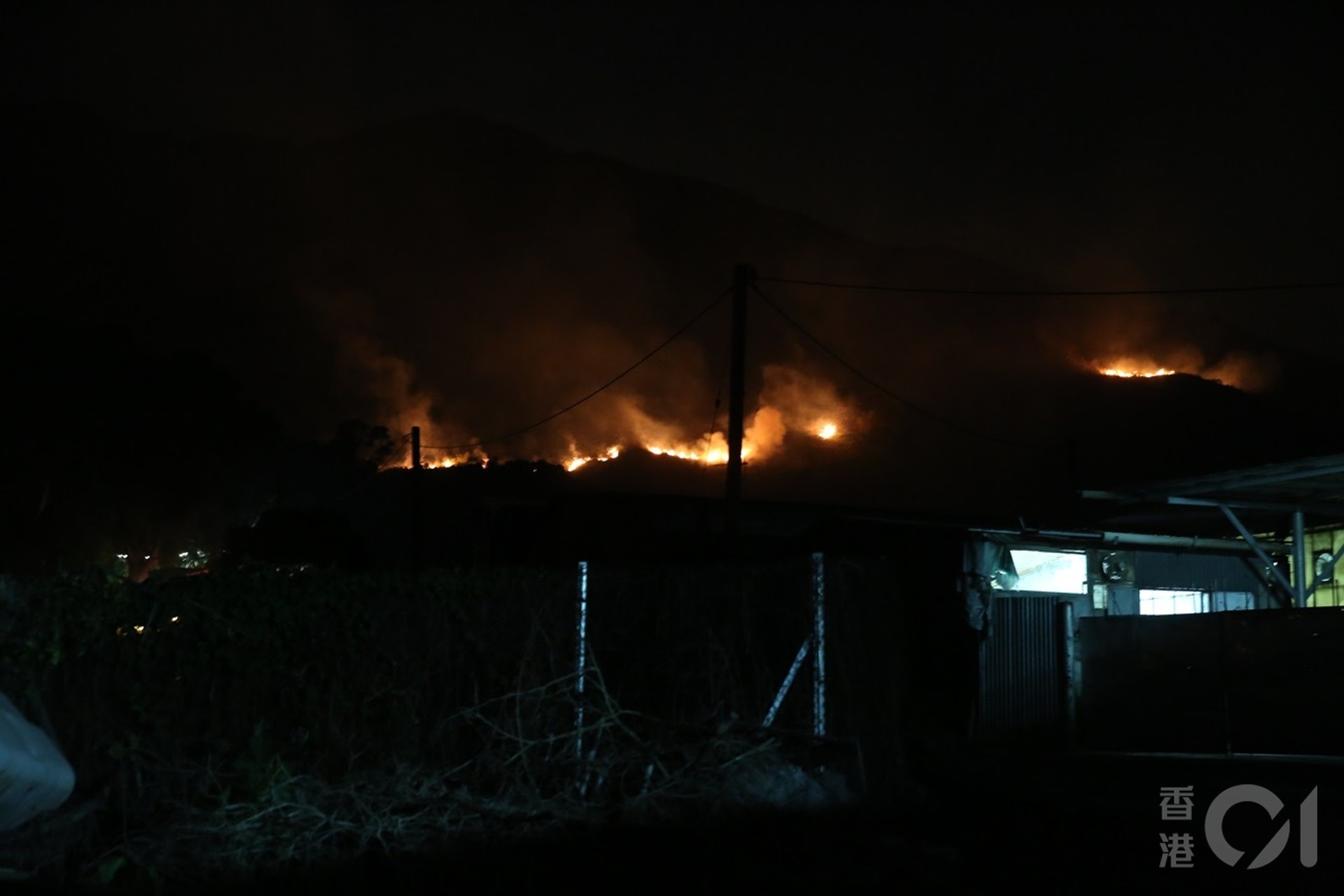 消防於昨午約3時58分,接獲大刀屻至大江埔一帶山火報告,上址靠近「大樹下善待動物庇護站」的山頭火光熊熊。(陳永武攝) 消防於昨午約3時58分,接獲大刀屻至大江埔一帶山火報告,上址靠近「大樹下善待動物庇護站」的山頭火光熊熊。(陳永武攝)
