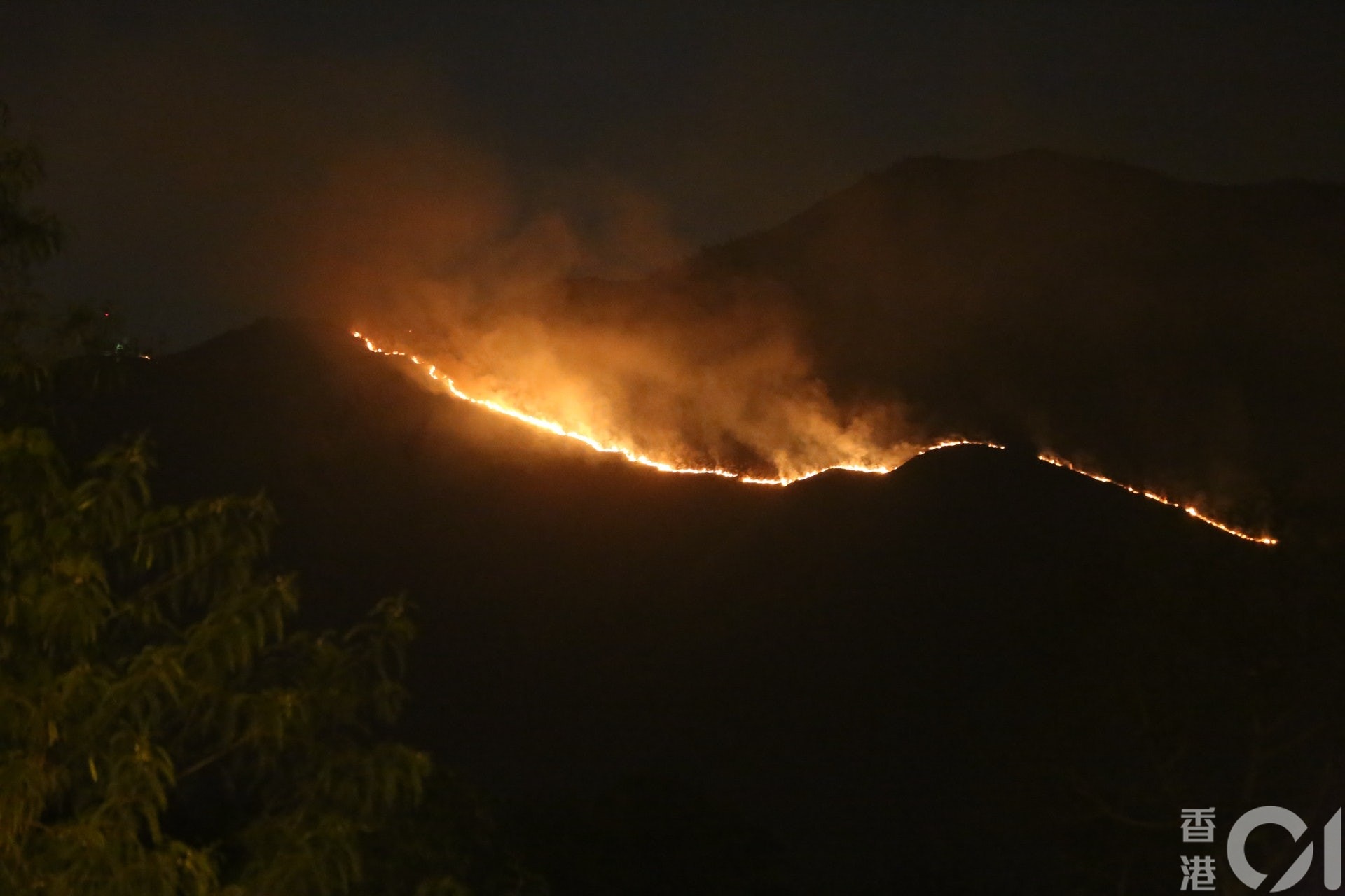 消防於昨午約3時58分,接獲大刀屻至大江埔一帶山火報告,上址靠近「大樹下善待動物庇護站」的山頭火光熊熊。(陳永武攝) 消防於昨午約3時58分,接獲大刀屻至大江埔一帶山火報告,上址靠近「大樹下善待動物庇護站」的山頭火光熊熊。(陳永武攝)