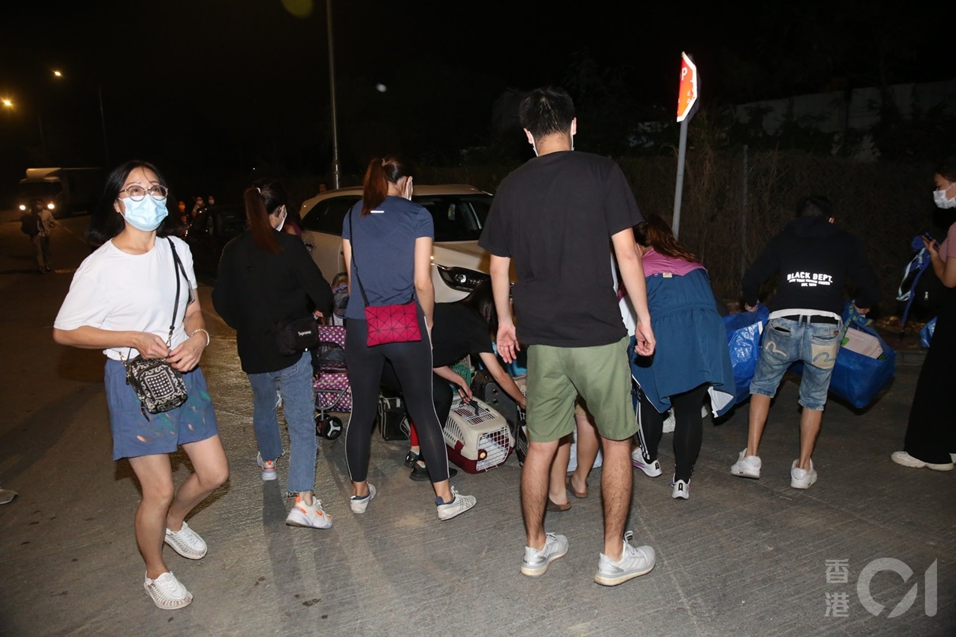 近300名義工及熱心市民聞訊趕至,帶備多個寵物籠等裝備到場協助。(陳永武攝) 近300名義工及熱心市民聞訊趕至,帶備多個寵物籠等裝備到場協助。(陳永武攝)