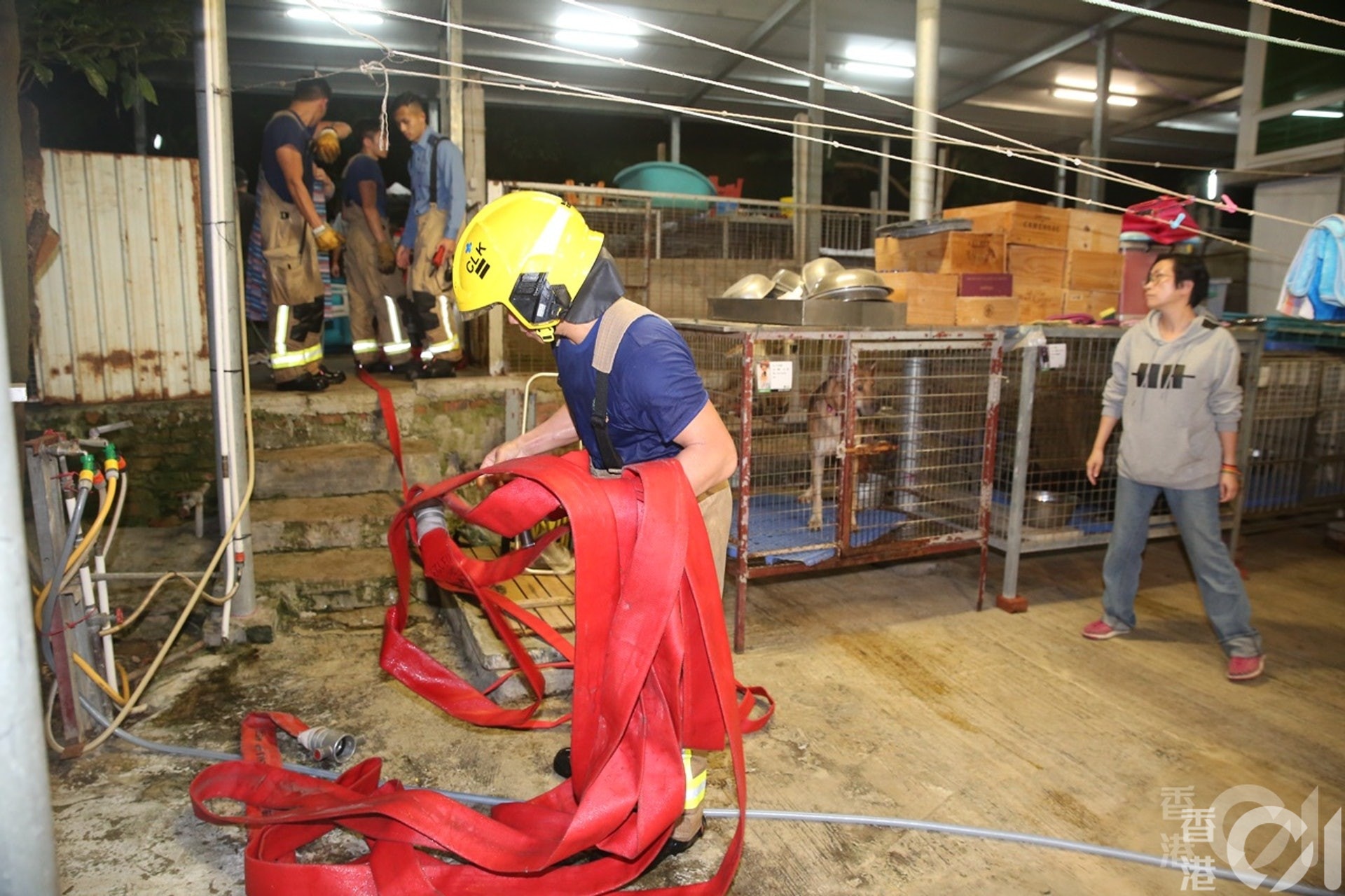 消防接報後到場拖喉濰救。(陳永武攝) 消防接報後到場拖喉濰救。(陳永武攝)