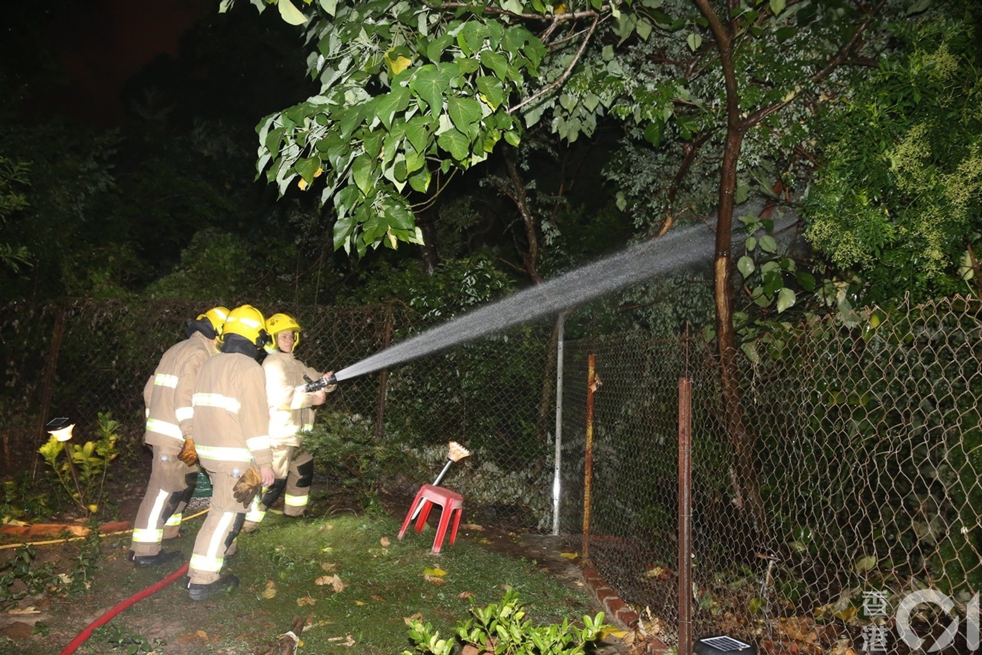 消防接報後到場拖喉濰救。(陳永武攝) 消防接報後到場拖喉濰救。(陳永武攝)