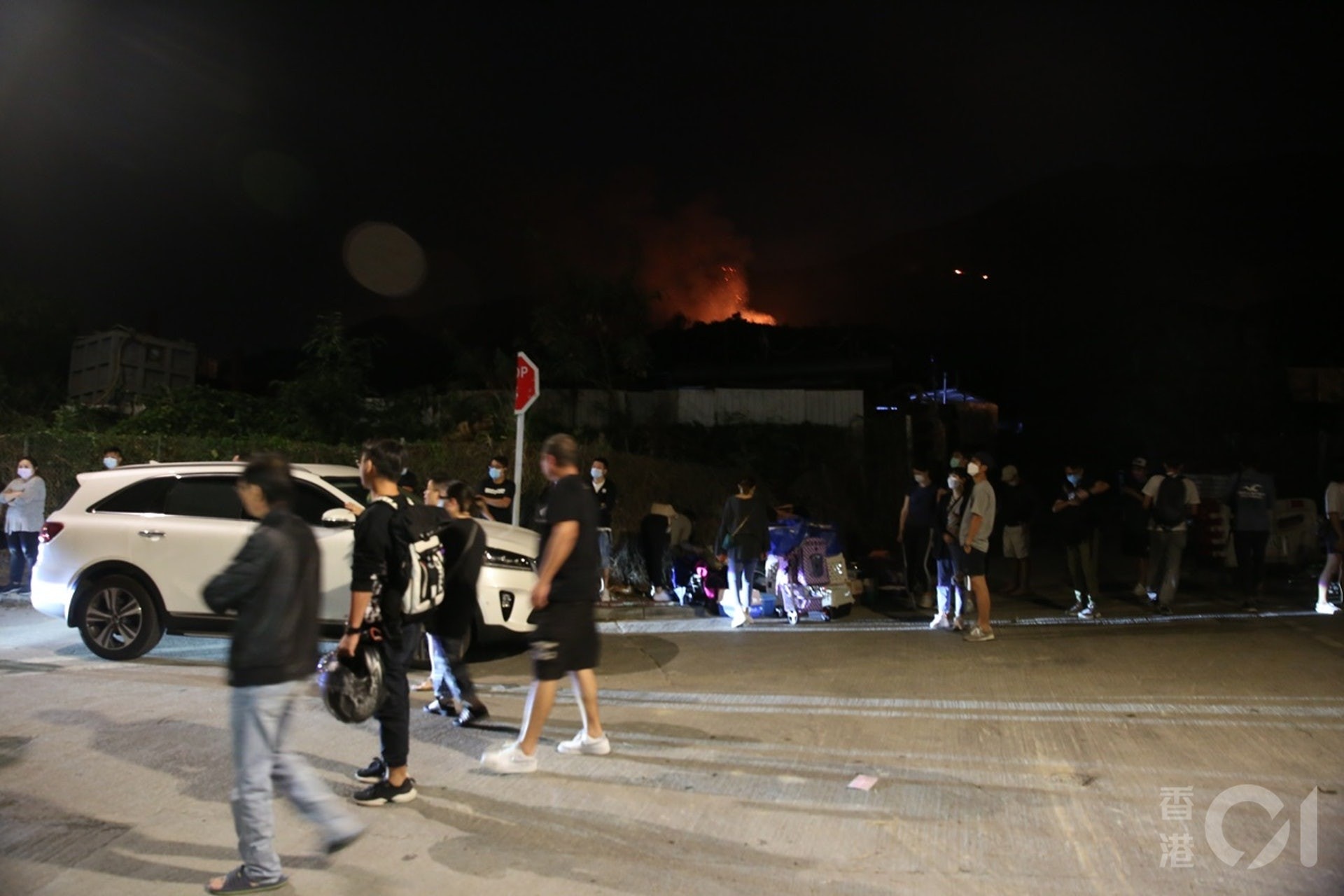 近300名義工及熱心市民聞訊趕至,帶備多個寵物籠等裝備到場協助。(陳永武攝) 近300名義工及熱心市民聞訊趕至,帶備多個寵物籠等裝備到場協助。(陳永武攝)