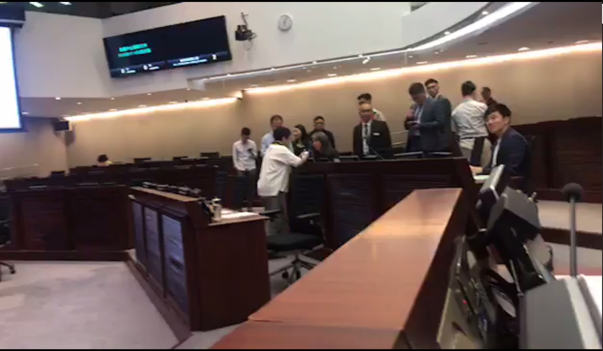 梁國雄被裁定所用的言辭粗俗,行為極不檢點,要求他離開會議室。(葛佩帆Facebook直圖播截圖) 梁國雄被裁定所用的言辭粗俗,行為極不檢點,要求他離開會議室。(葛佩帆Facebook直圖播截圖)