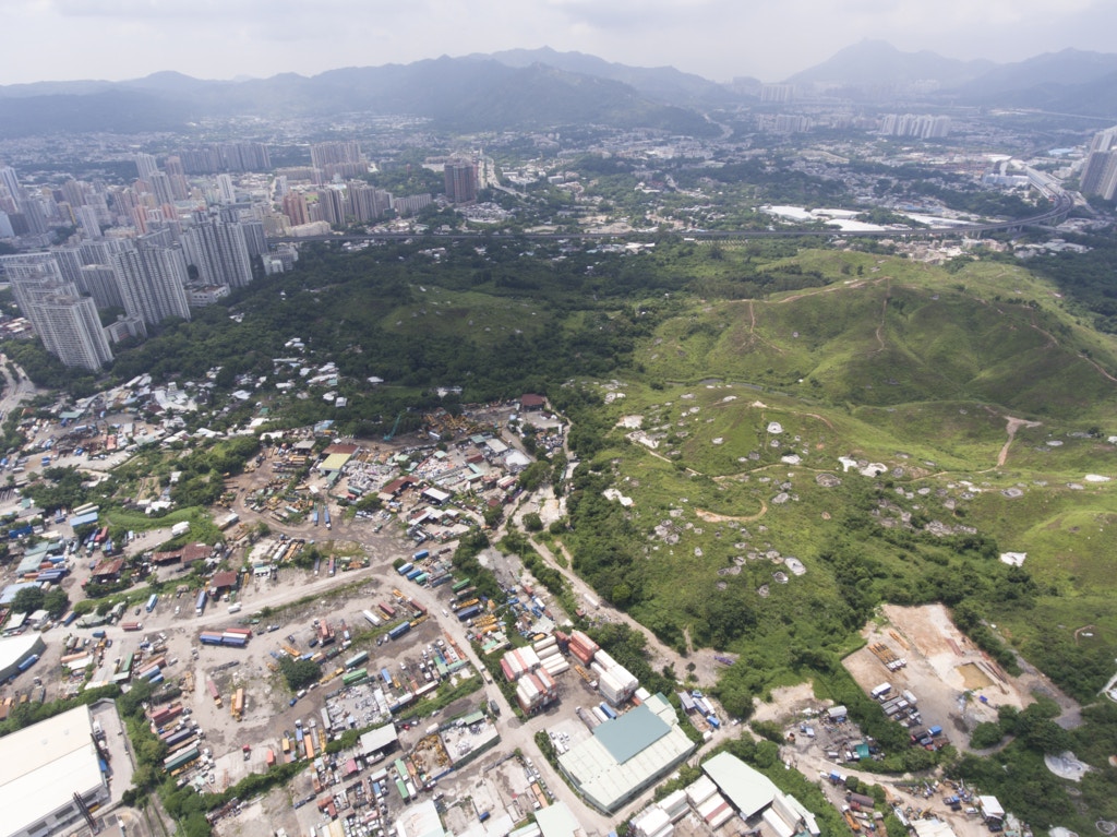 地政總署張貼公告，收回元朗橫洲79幅私人土地。（資料圖片）