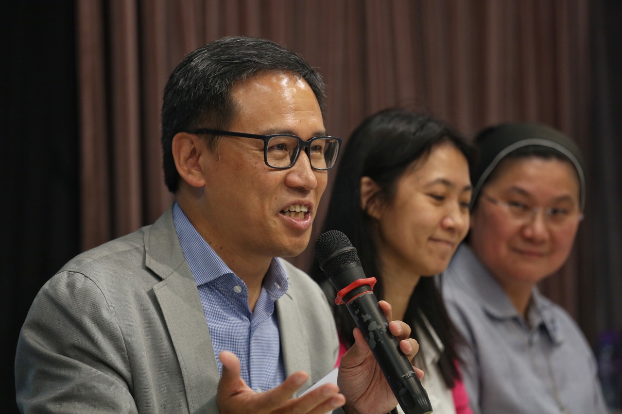 聖公會天水圍靈愛小學校長孔偉成（左）憶述小學時亦曾遭欺凌。（資料圖片 / 張浩維攝）