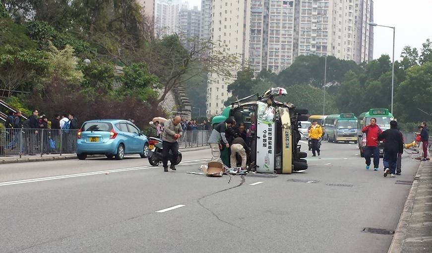 秀茂坪小巴撞冧消防栓後翻側12人傷20歲少女命危 香港01 社會新聞