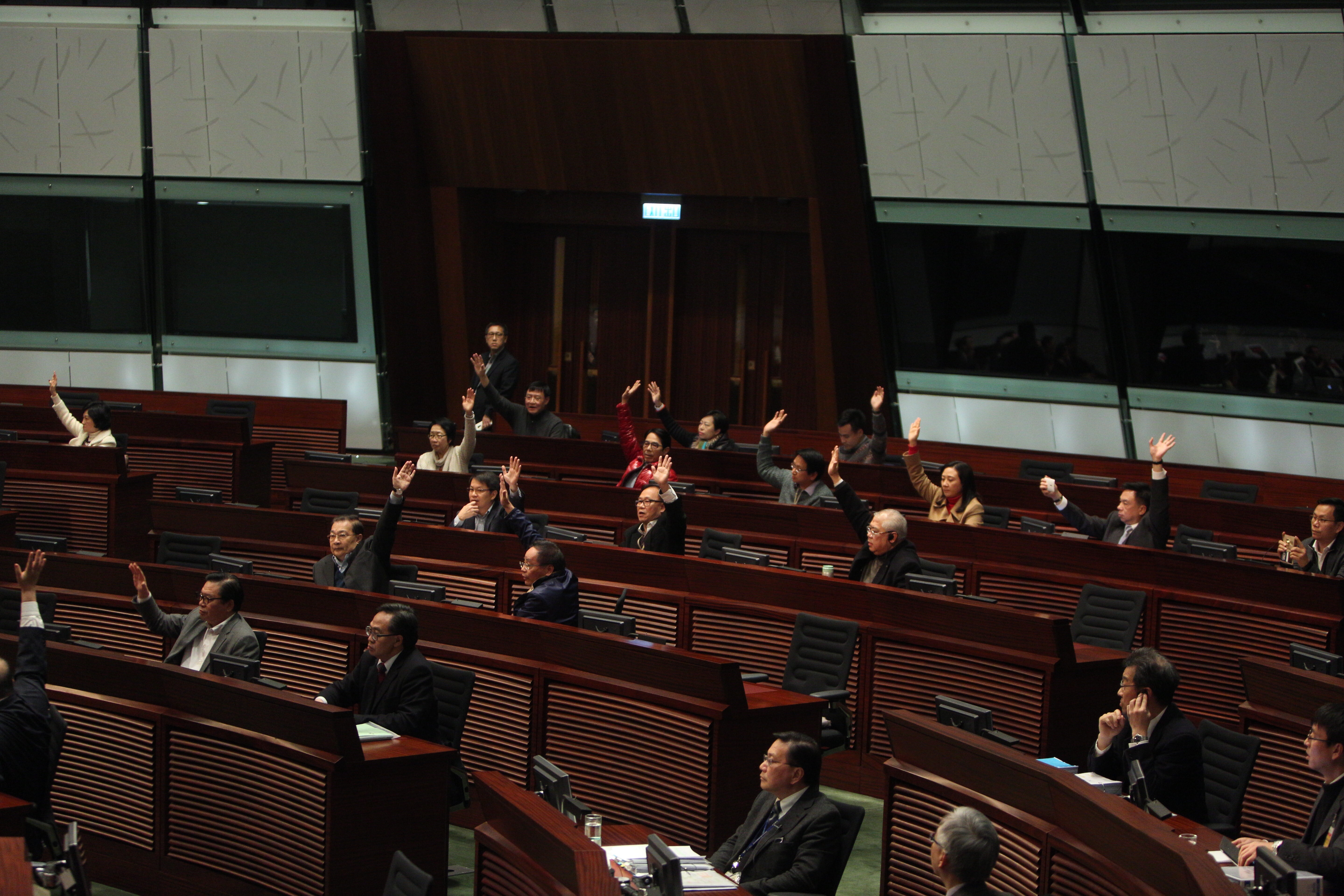 【高鐵撥款】11建制議員贊成反對均舉手　陳鑑林照裁決通過