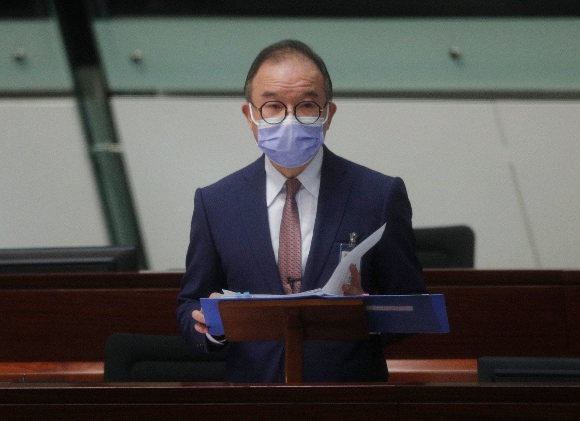 建制及泛民主派議員均對政制及事務局局長曾國衞未有親自出席會議表示不滿，認為押後選舉是重大事宜及牽涉政治判斷，應由問責官員親自解釋。