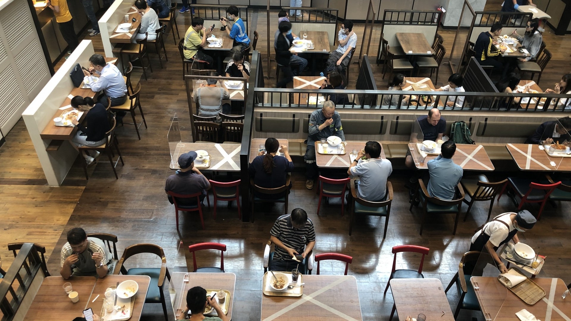 新冠肺炎|限枱令放寬6人一枱 金鐘打工仔寧外賣不堂食:習慣了 新冠肺炎|限枱令放寬6人一枱 金鐘打工仔寧外賣不堂食:習慣了