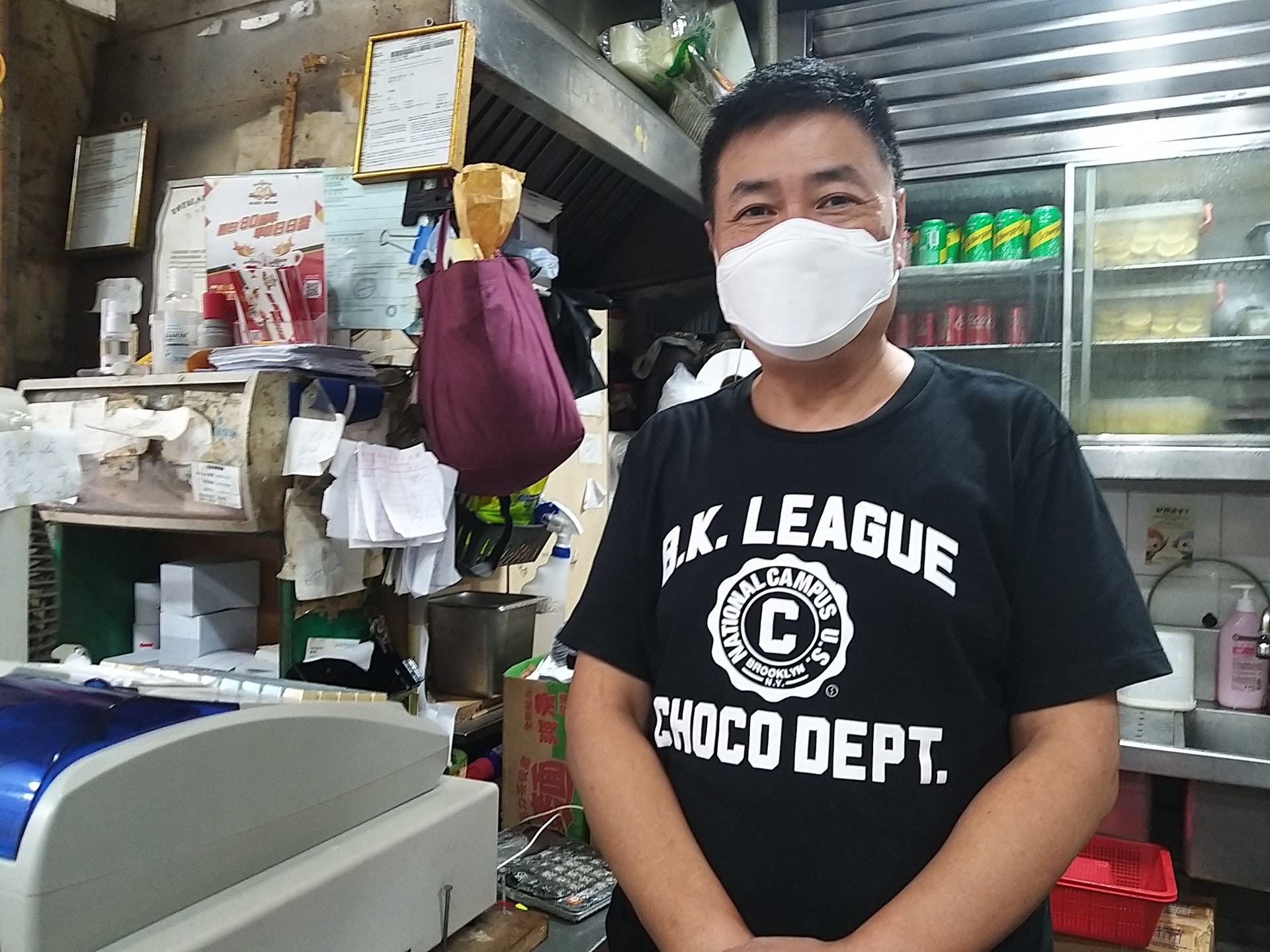 茶餐廳負責人陸先生表示，對茶餐廳而言，4人或是6人一枱並無太大分別，即使放寬人數限制，但客人已經習慣4人一枱。（黃穎津攝）