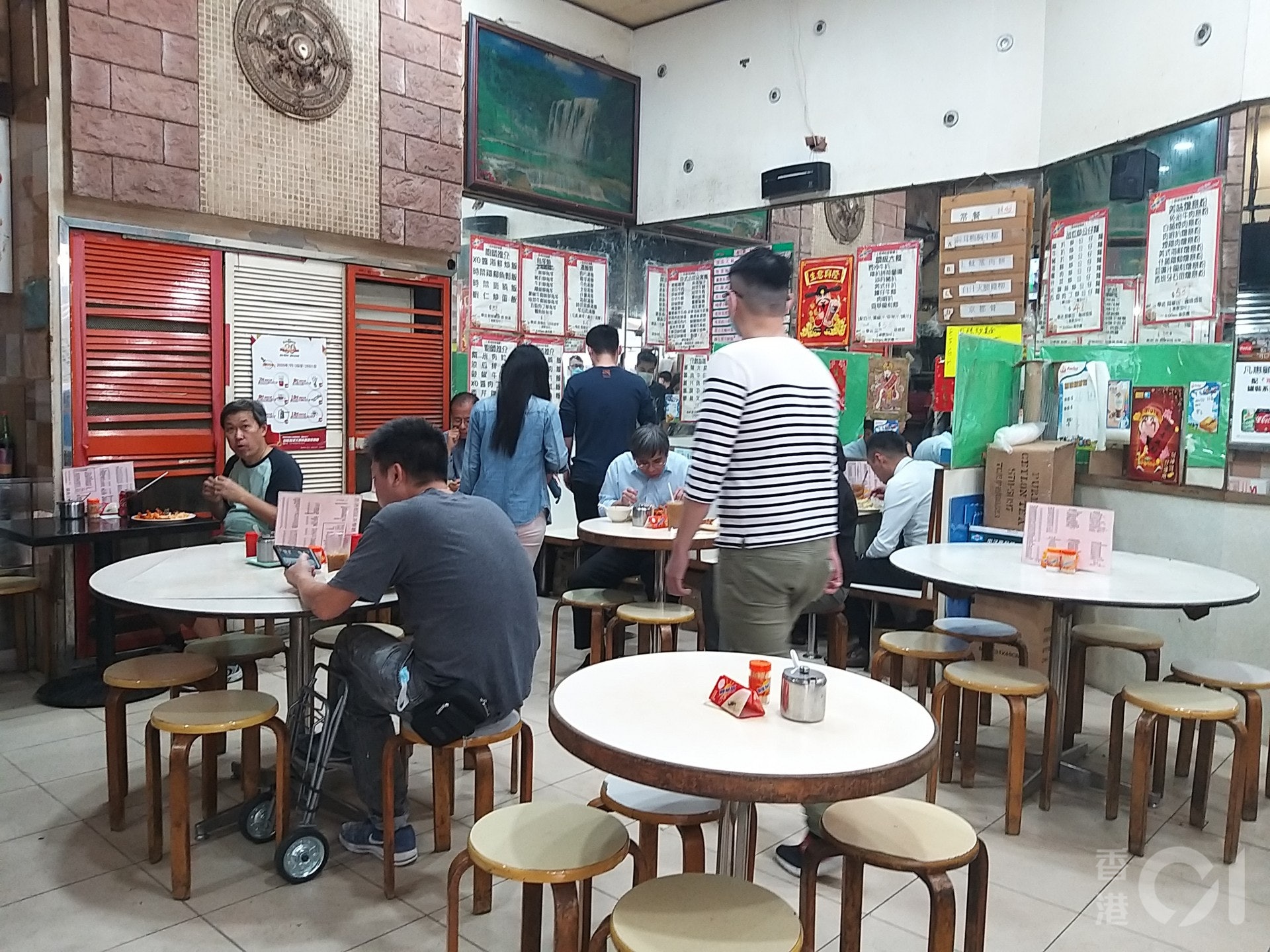 港府公布收緊防疫措施,12月10日至23日,每桌只限兩人,食肆入座率上限收緊至5成。(資料圖片/黃穎津攝) 港府公布收緊防疫措施,12月10日至23日,每桌只限兩人,食肆入座率上限收緊至5成。(資料圖片/黃穎津攝)