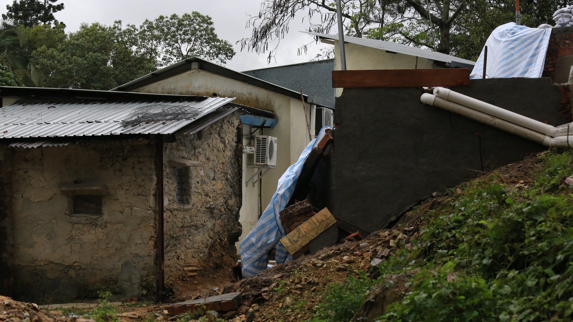 兩小時黃雨 粉嶺村屋塌牆傷人 多處塌樹 佐敦馬路大水浸 兩小時黃雨 粉嶺村屋塌牆傷人 多處塌樹 佐敦馬路大水浸