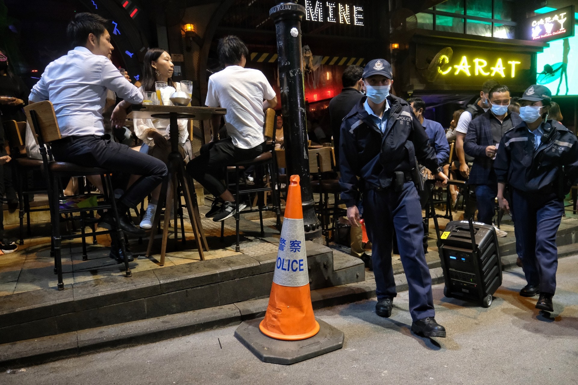 10月30日，警方到蘭桂坊巡視，提醒在場提早慶祝萬聖節人士遵守4人限聚令。（羅君豪攝）