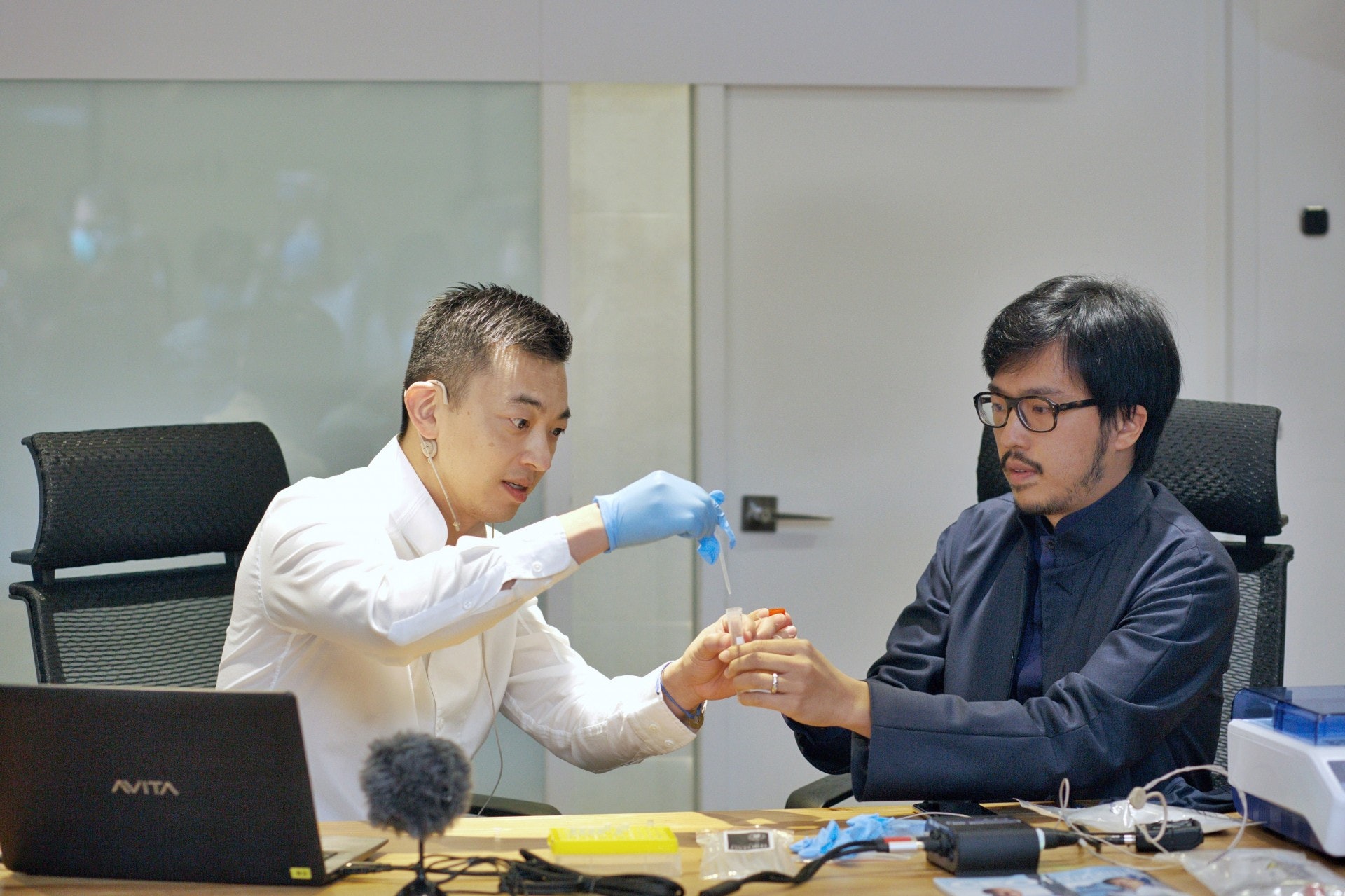 政府委託了檢測公司Prenetics,在香港機場提供牛津大學團隊研發的Oxsed RaViD Direct 快速測試。(黃寶瑩攝) 政府委託了檢測公司Prenetics,在香港機場提供牛津大學團隊研發的Oxsed RaViD Direct 快速測試。(黃寶瑩攝)
