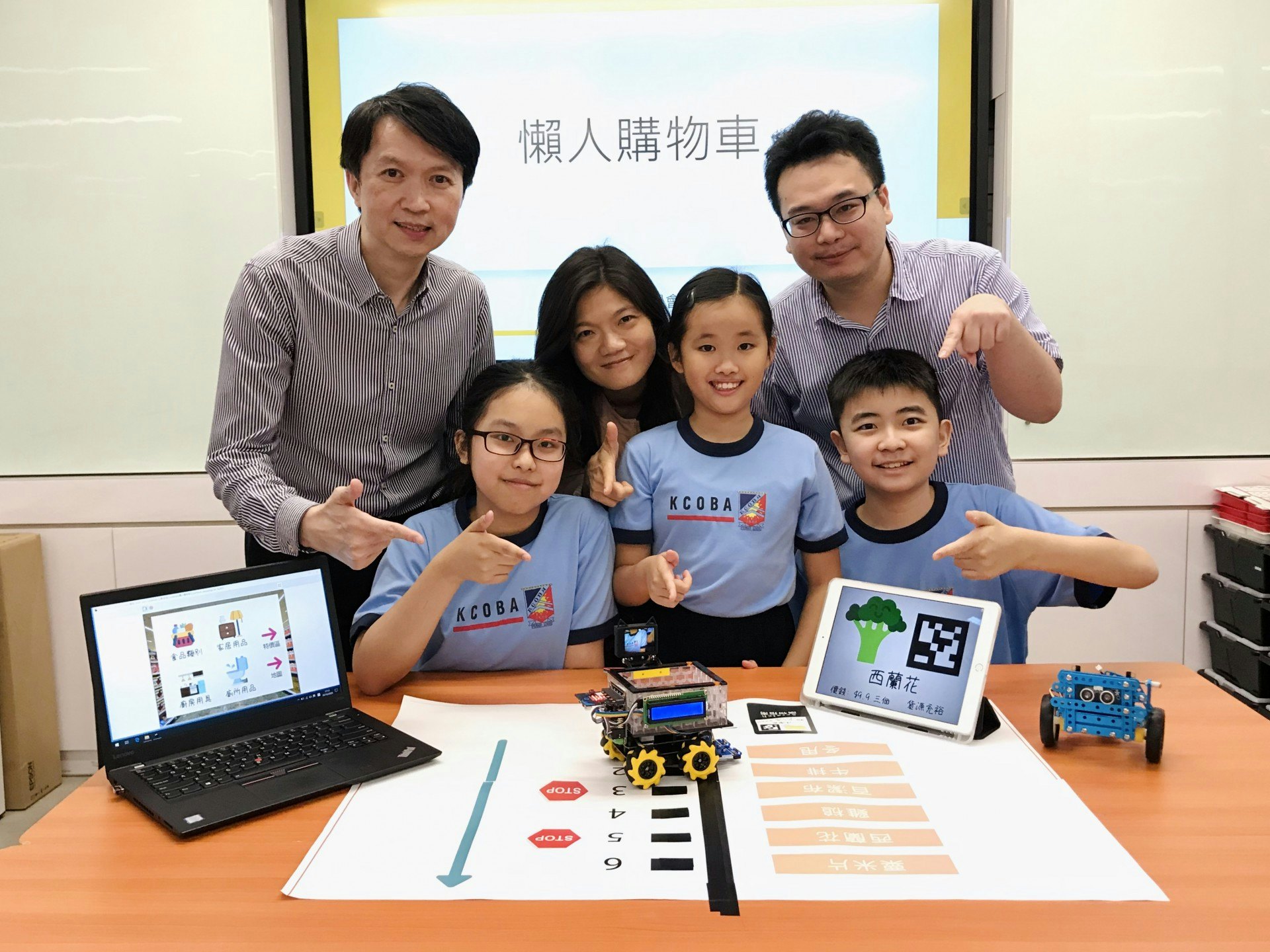 英皇書院同學會小學三名同學,早前設計了香港超市適用的智能購物車,設計在馬會舉辦的全港小學生運算思維比賽中奪得優異獎。(鄧穎琳攝) 英皇書院同學會小學三名同學,早前設計了香港超市適用的智能購物車,設計在馬會舉辦的全港小學生運算思維比賽中奪得優異獎。(鄧穎琳攝)