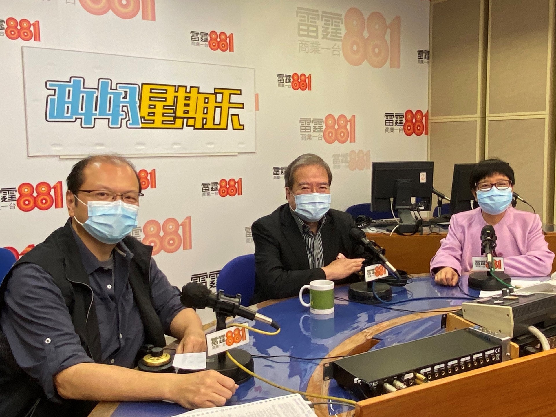 胡定旭(中)表示,本港只有一條出路,應以「防外開內 」原則應對疫情,一方面嚴格控制輸入個案,另一方面要與內地接軌。(商台提供) 胡定旭(中)表示,本港只有一條出路,應以「防外開內 」原則應對疫情,一方面嚴格控制輸入個案,另一方面要與內地接軌。(商台提供)