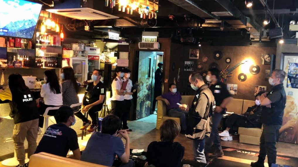萬聖節|中環尖沙咀酒吧涉違限聚令 54人遭票控 萬聖節|中環尖沙咀酒吧涉違限聚令 54人遭票控
