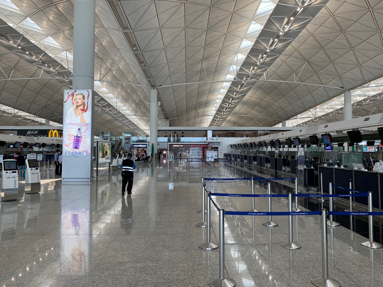 新冠肺炎疫情影響下，全球航空業蕭條，機場十分冷清。（梁煥敏攝）