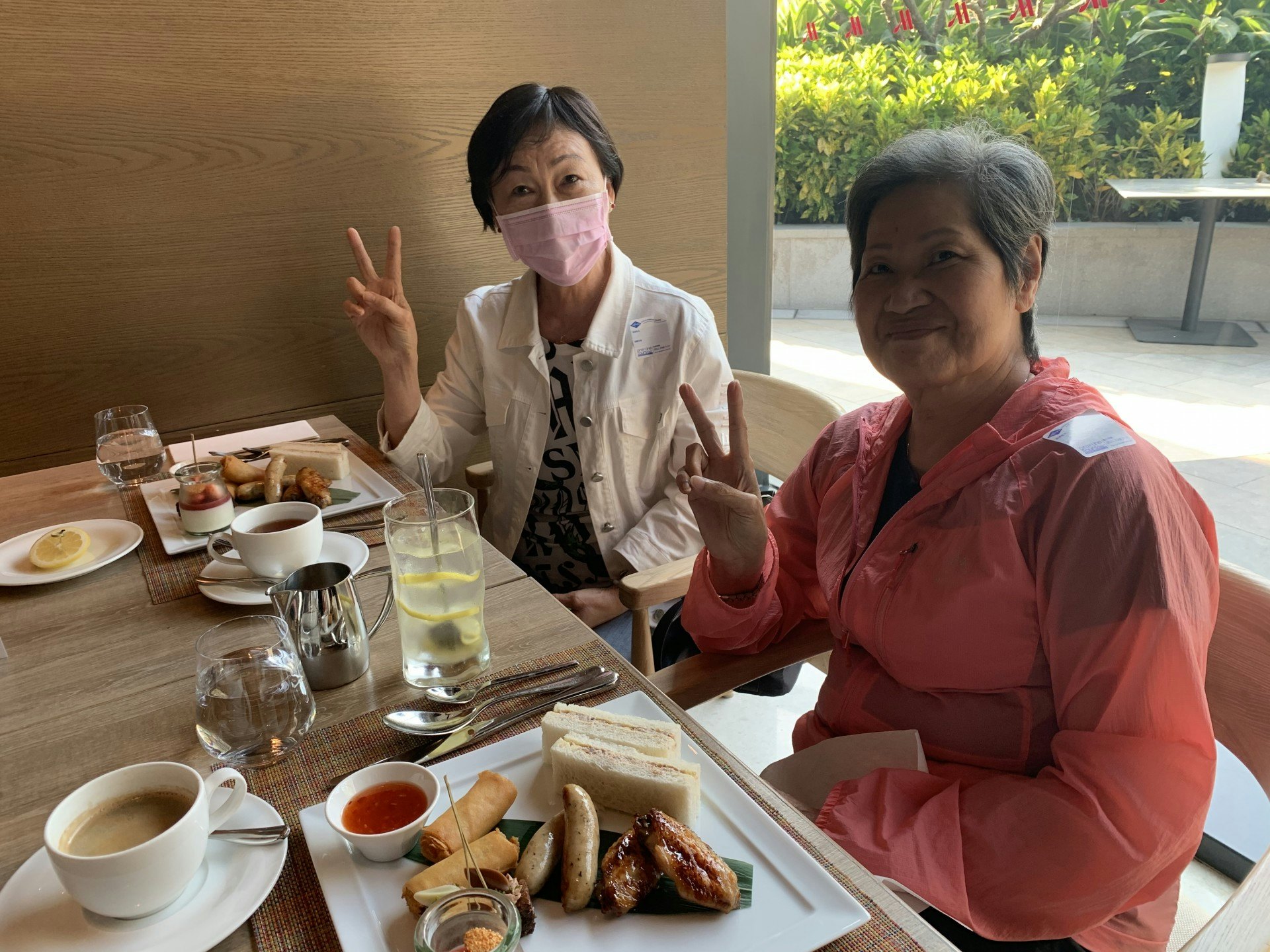 鄭小姐(左)提到,自疫情起無法離港旅遊,故認為更應支持本地團,亦正考慮再報名參加其他本地旅行團。(曾凱欣攝) 鄭小姐(左)提到,自疫情起無法離港旅遊,故認為更應支持本地團,亦正考慮再報名參加其他本地旅行團。(曾凱欣攝)