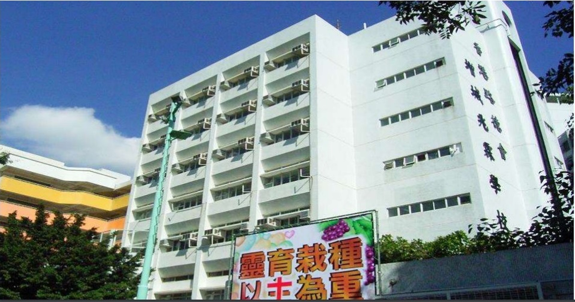 香港路德會增城兆霖學校的小一簡介會問家長是否中產、以車代步等,引起家長不滿。(簡介會資料圖片) 香港路德會增城兆霖學校的小一簡介會問家長是否中產、以車代步等,引起家長不滿。(簡介會資料圖片)